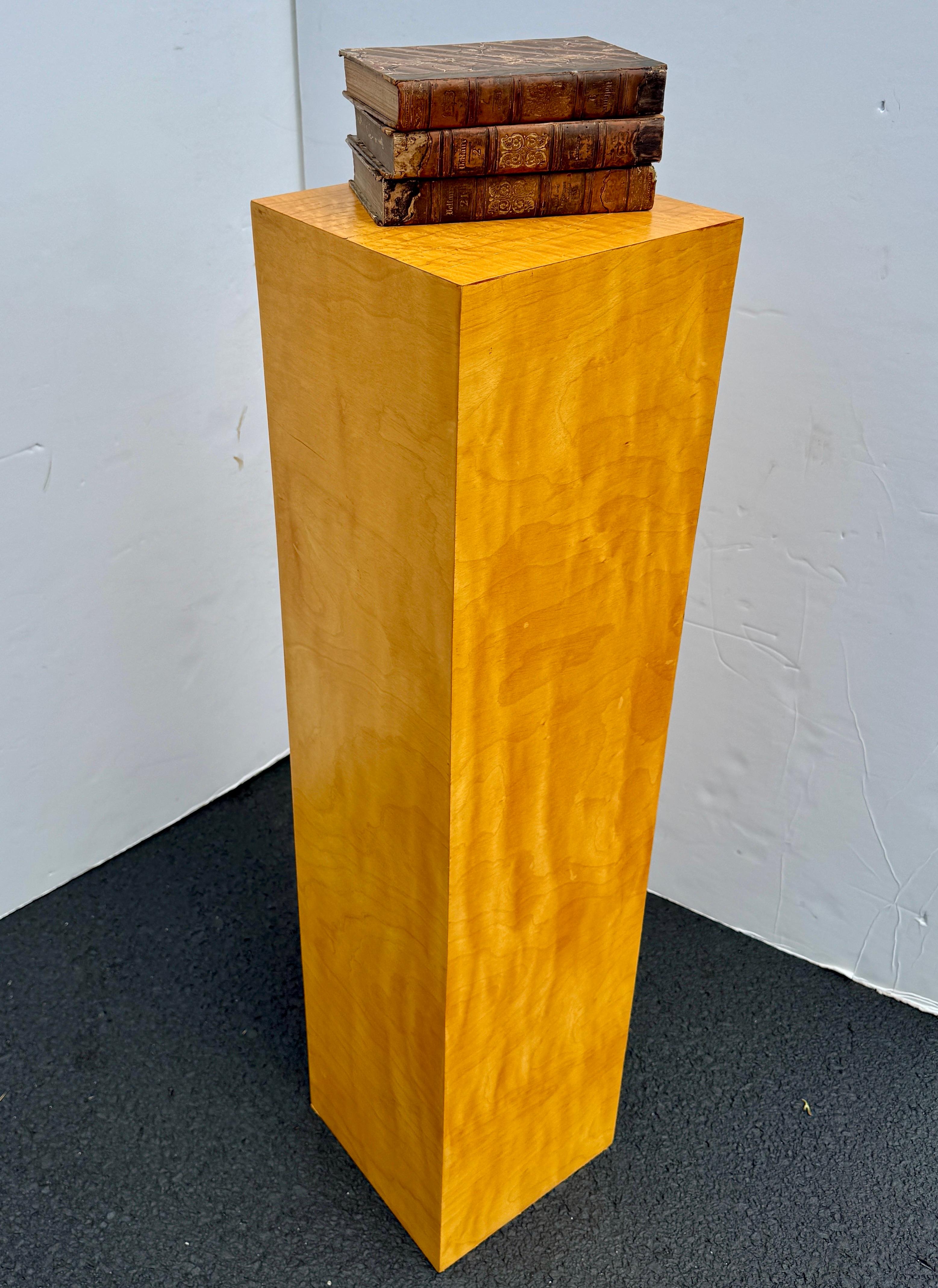 Pedestal cuadrado alto de madera de burl moderna de mediados de siglo en venta 2