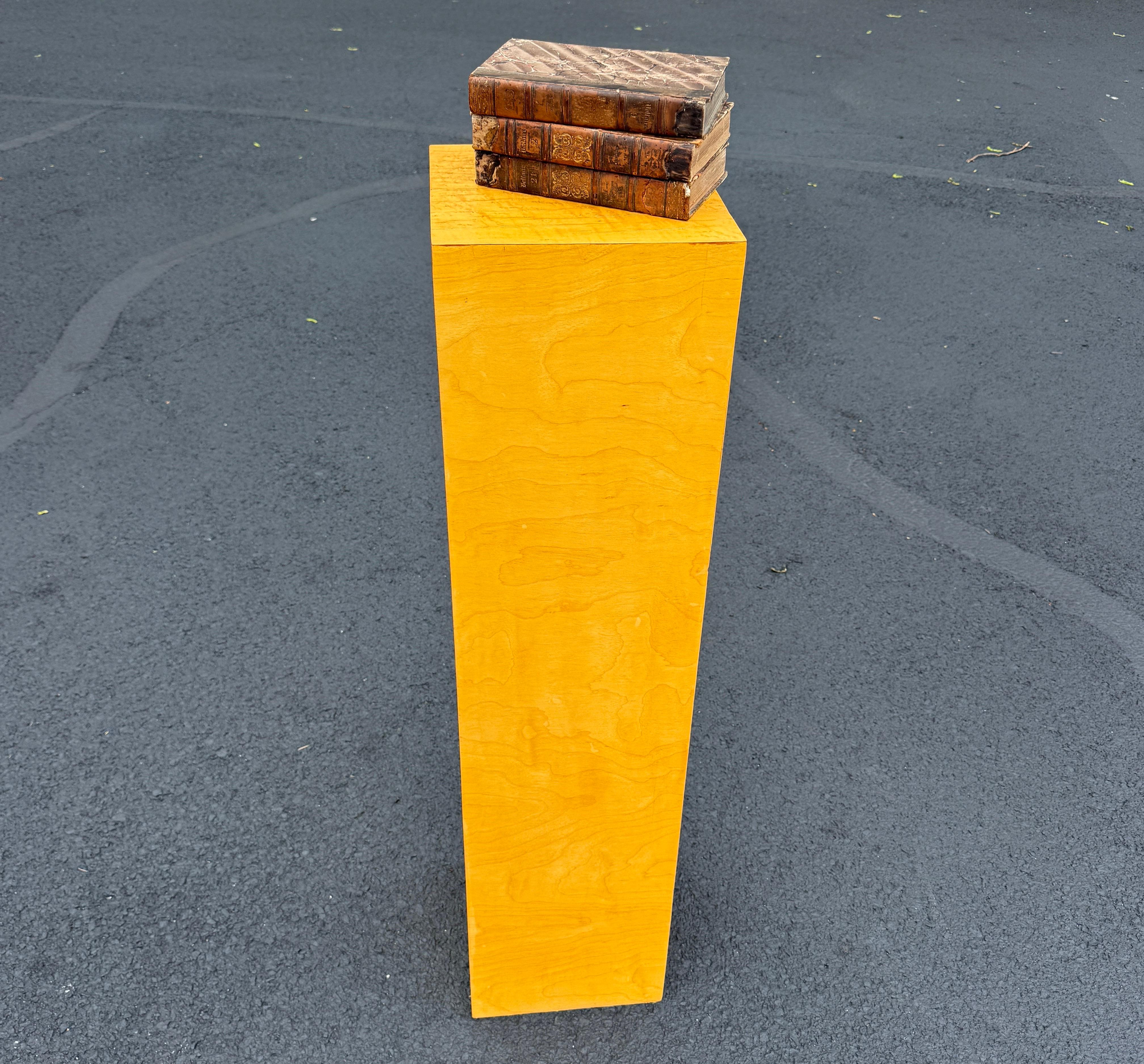 Pedestal cuadrado alto de madera de burl moderna de mediados de siglo en venta 3