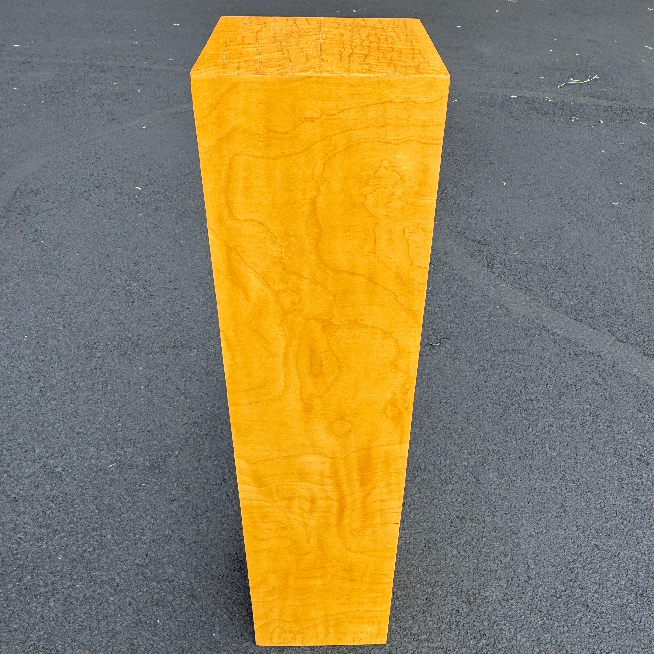 Pedestal cuadrado alto de madera de burl moderna de mediados de siglo Moderno de mediados de siglo en venta