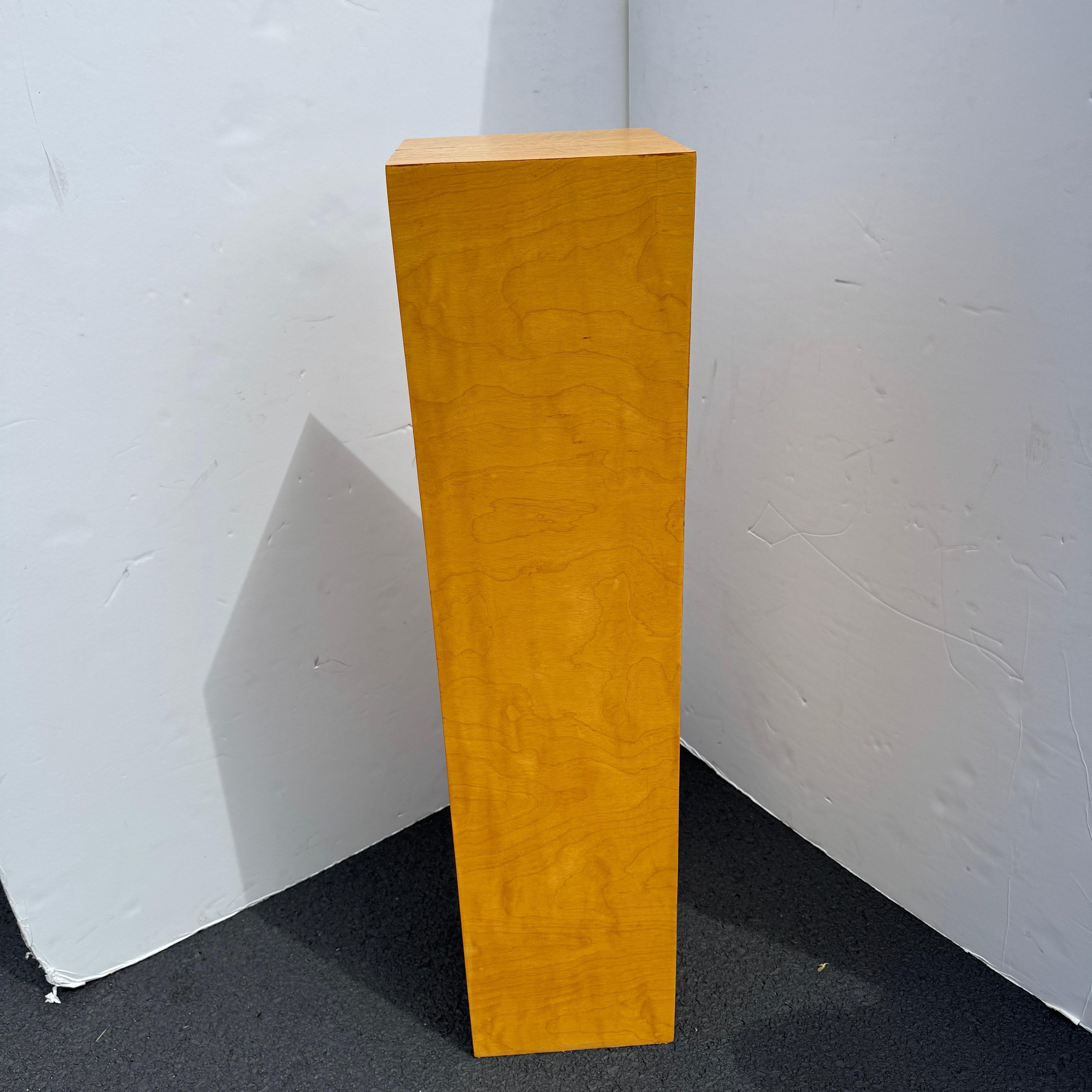 Pedestal cuadrado alto de madera de burl moderna de mediados de siglo Estadounidense en venta