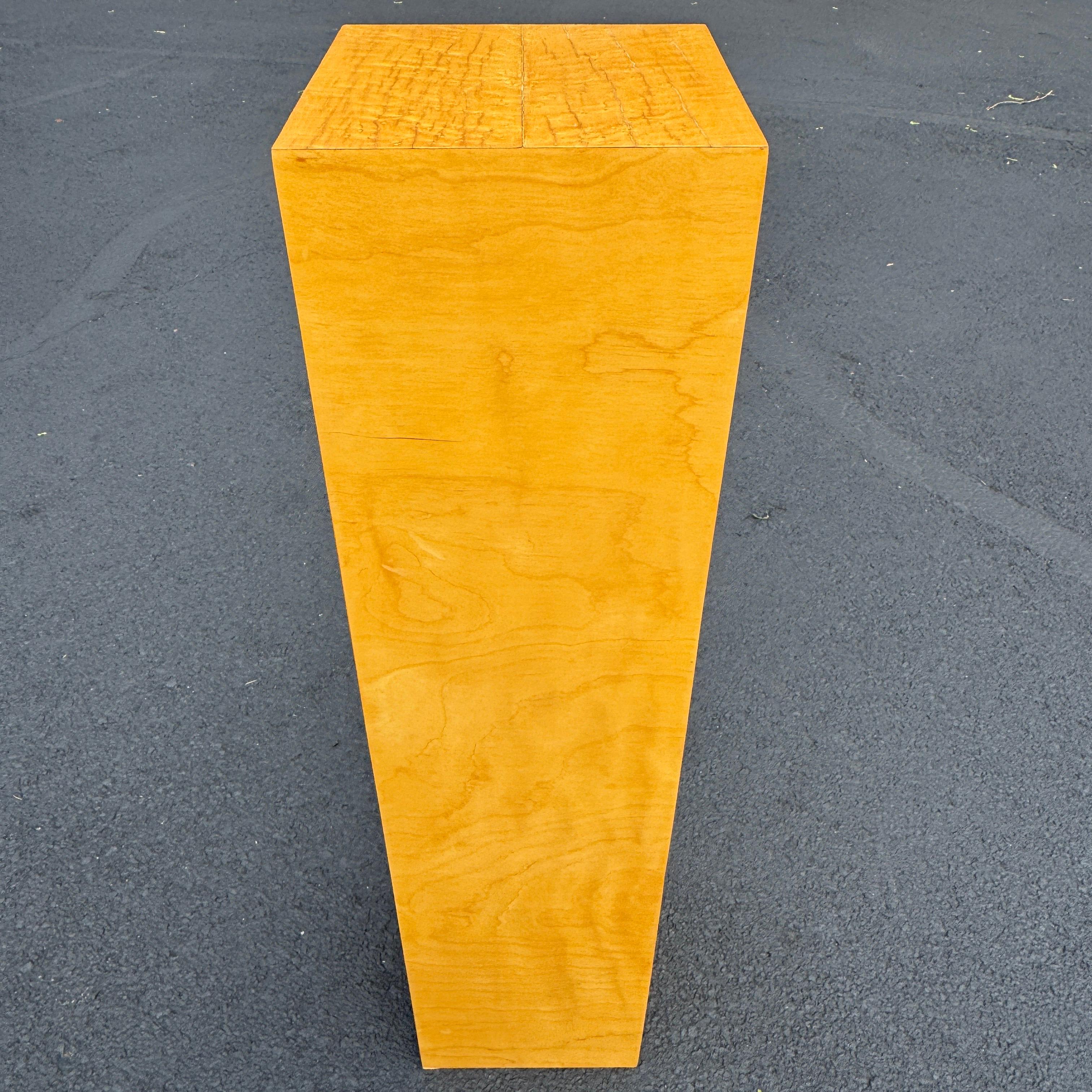 Pedestal cuadrado alto de madera de burl moderna de mediados de siglo en Bueno estado para la venta en Haddonfield, NJ