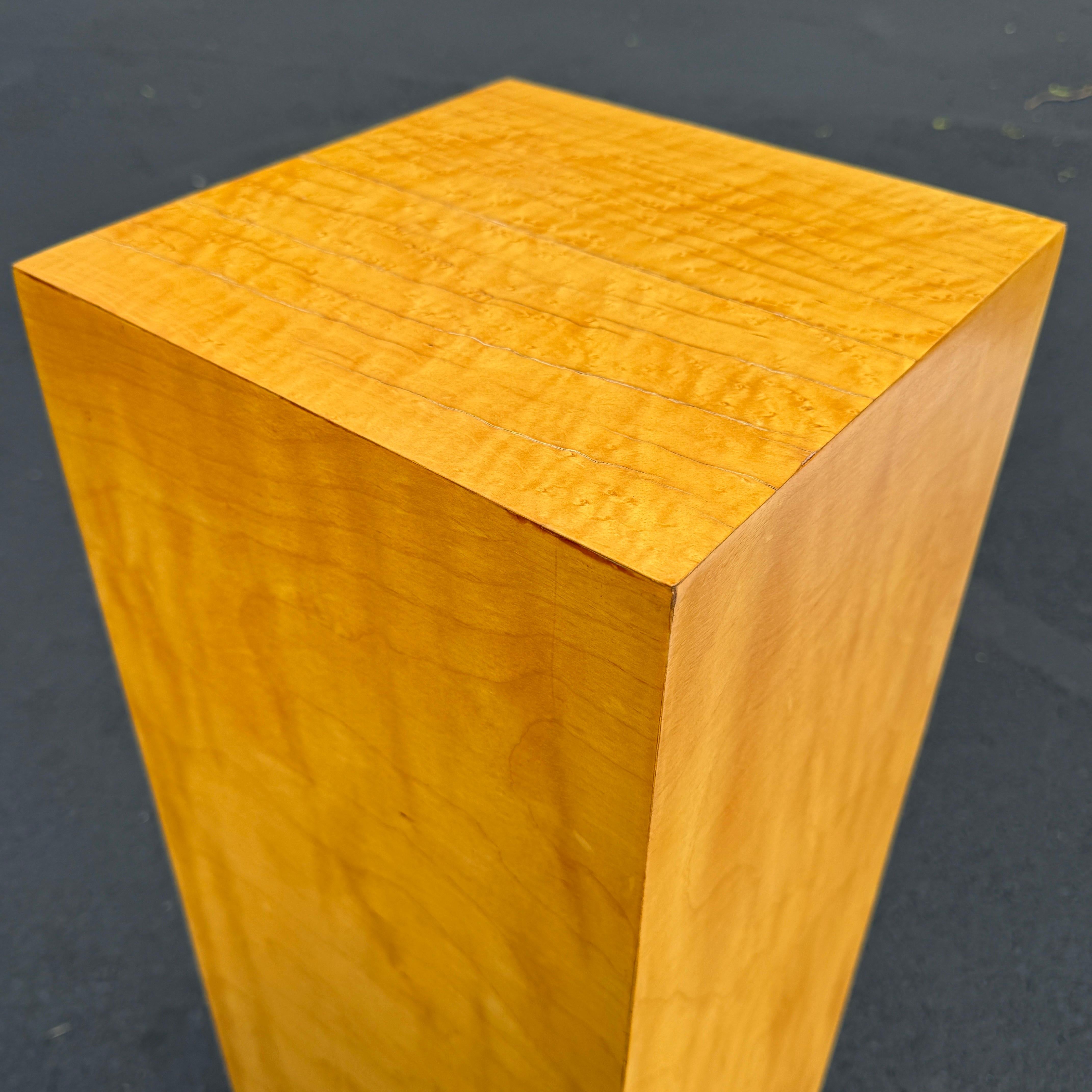 Pedestal cuadrado alto de madera de burl moderna de mediados de siglo siglo XX en venta