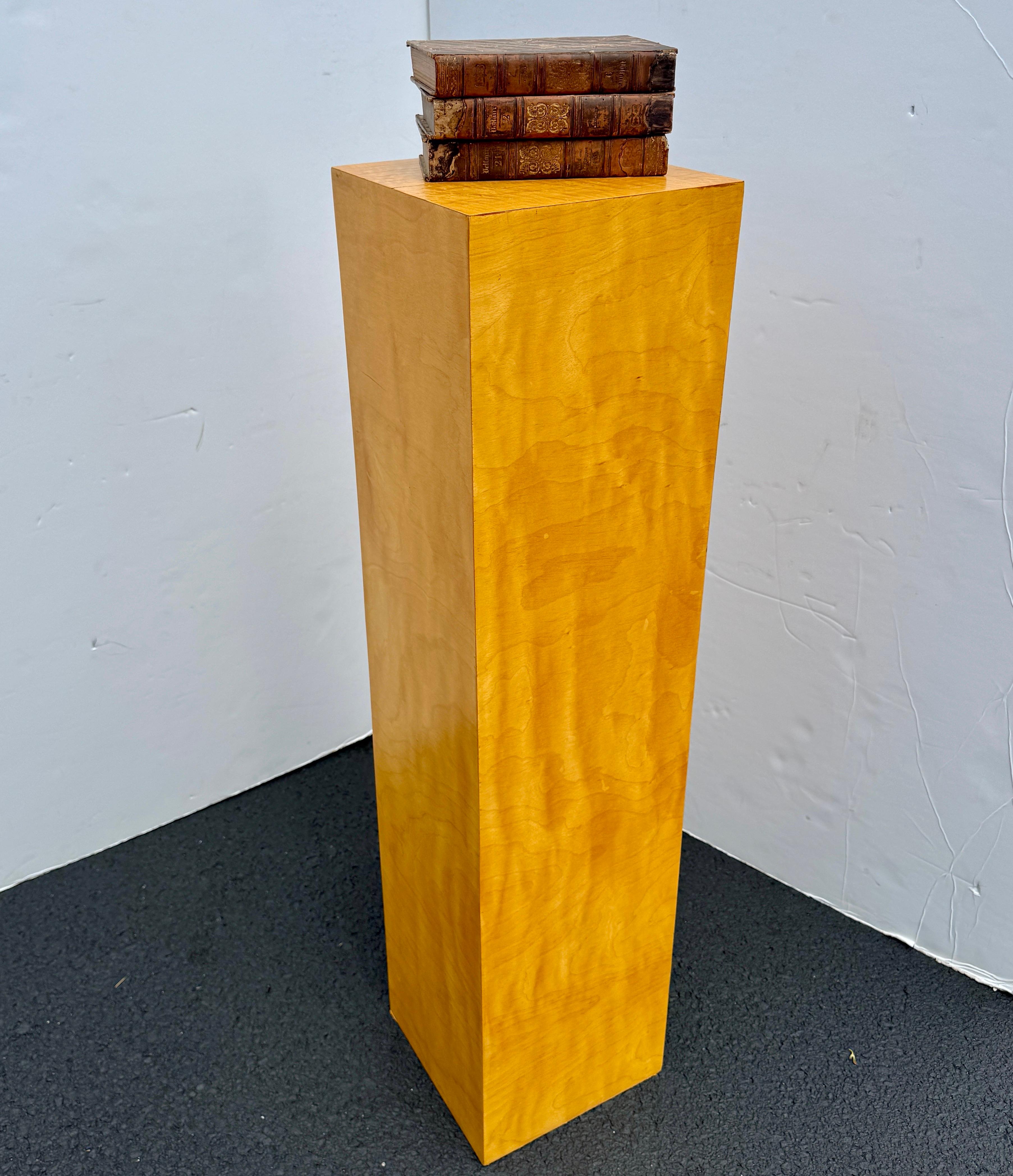 Pedestal cuadrado alto de madera de burl moderna de mediados de siglo Madera de burl en venta