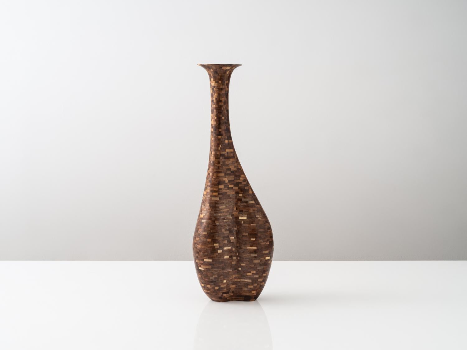 La bellezza dello stile STACKED di Richard si basa interamente sul processo. Questo vaso, come tutti gli oggetti STACKED creati da Richard, è costruito, scolpito e rifinito interamente a mano. Immagina una versione analogica della stampa 3D o della