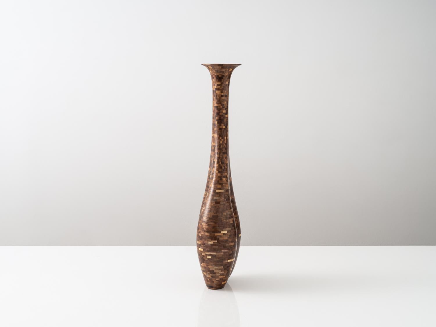 Moderno Vaso alto in noce asimmetrico STACKED, di Richard Haines, disponibile ora in vendita