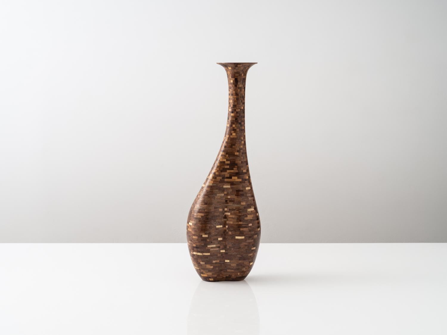 Americano Vaso alto in noce asimmetrico STACKED, di Richard Haines, disponibile ora in vendita