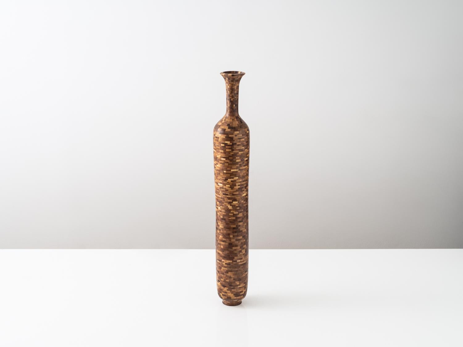 La bellezza dello stile STACKED di Richard si basa interamente sul processo. Questo vaso, come tutti gli oggetti STACKED creati da Richard, è costruito, scolpito e rifinito interamente a mano. Immagina una versione analogica della stampa 3D o della