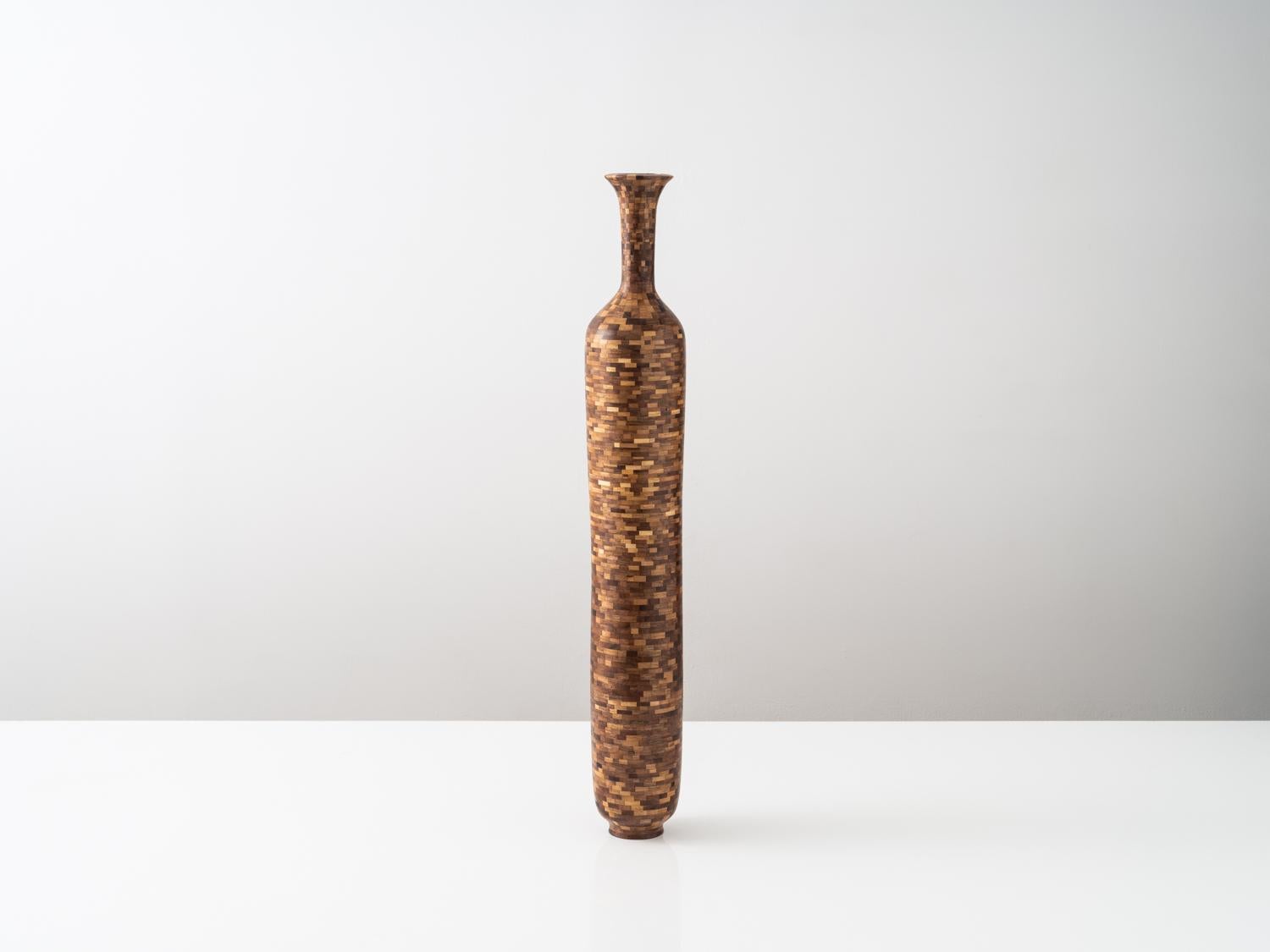 Moderno Vaso in noce a forma di bottiglia alto e accatastato, di Richard Haines, disponibile ora in vendita
