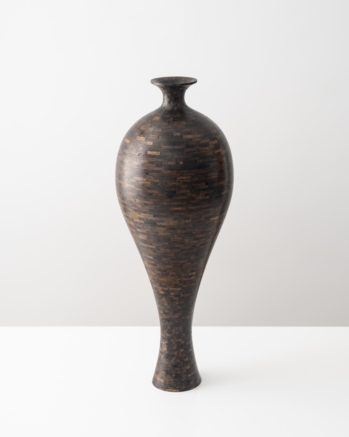 Parte della Collection'S STACKED di Richard Haining, questo vaso in legno è realizzato in quercia recuperata. I ritagli di legno di recupero sono stati reperiti in diversi negozi di legno di Wood Wood, oltre che in edifici di mulini e fabbriche del