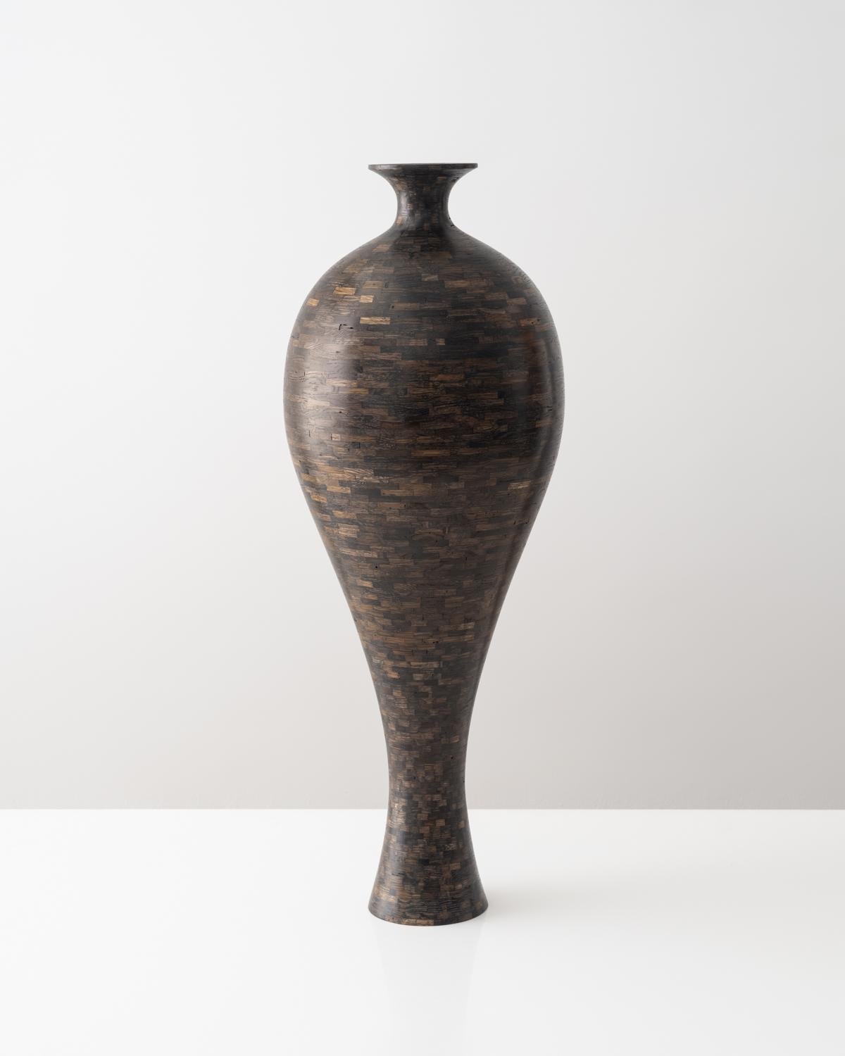 Moderno Vaso alto a forma di urna, Oak Oak ossidato, di Richard Haining, DISPONIBILE in vendita