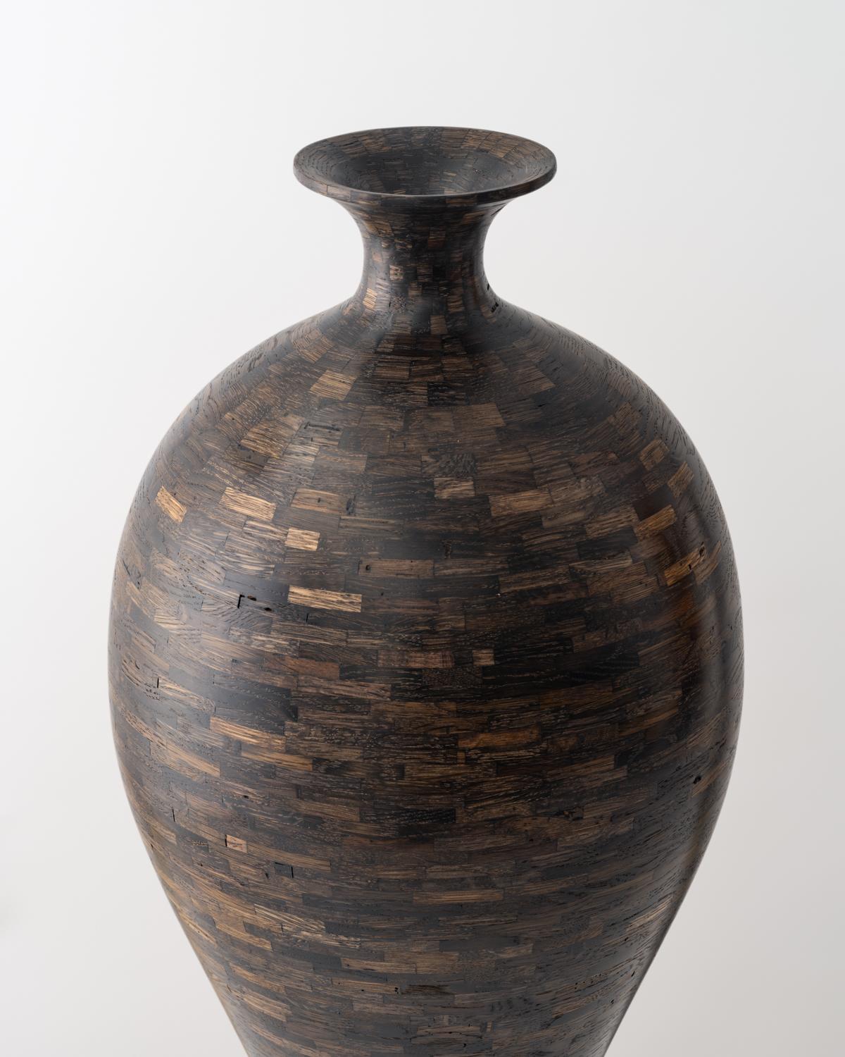 Americano Vaso alto a forma di urna, Oak Oak ossidato, di Richard Haining, DISPONIBILE in vendita