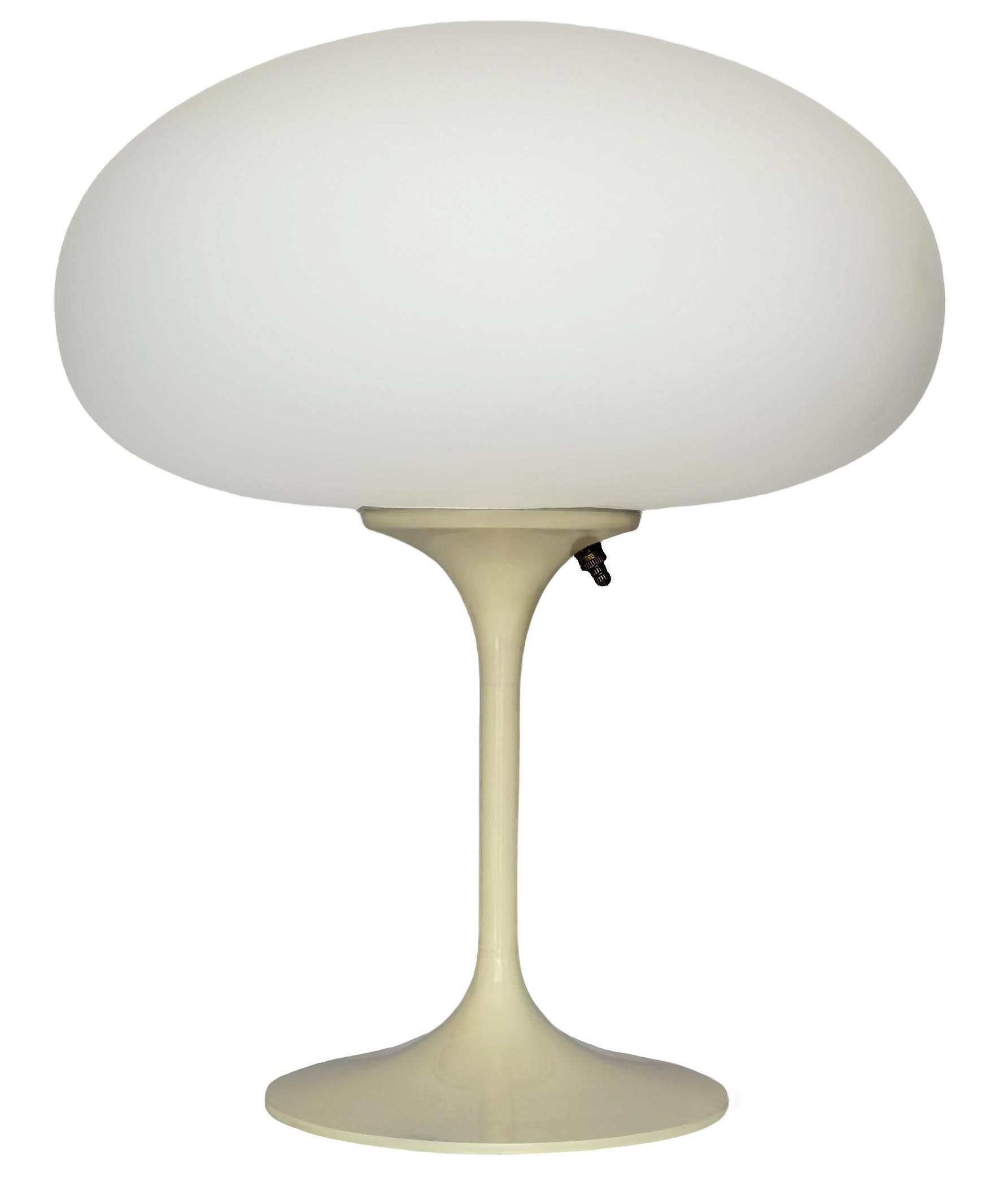 DIESER ARTIKEL IST VERSANDKOSTENFREI!

Eine elegante Stemlite-Tischleuchte von Design Line. Sie verfügt über einen Aluminiumguss-Sockel in einer skulpturalen Tulpenform. Der Sockel der Leuchte ist in klassischem Beige gehalten. Der Lampenschirm aus