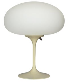 Lampada da tavolo alta Stemlite di Designline in beige con paralume in vetro smerigliato bianco