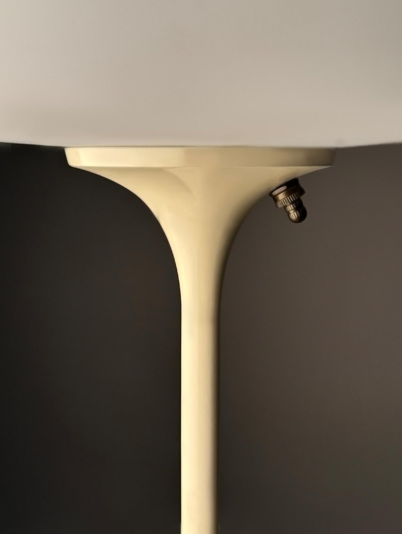 Große Stemlite-Tischlampe von Designline in Beige mit weißem mattiertem Glasschirm (Moderne der Mitte des Jahrhunderts) im Angebot