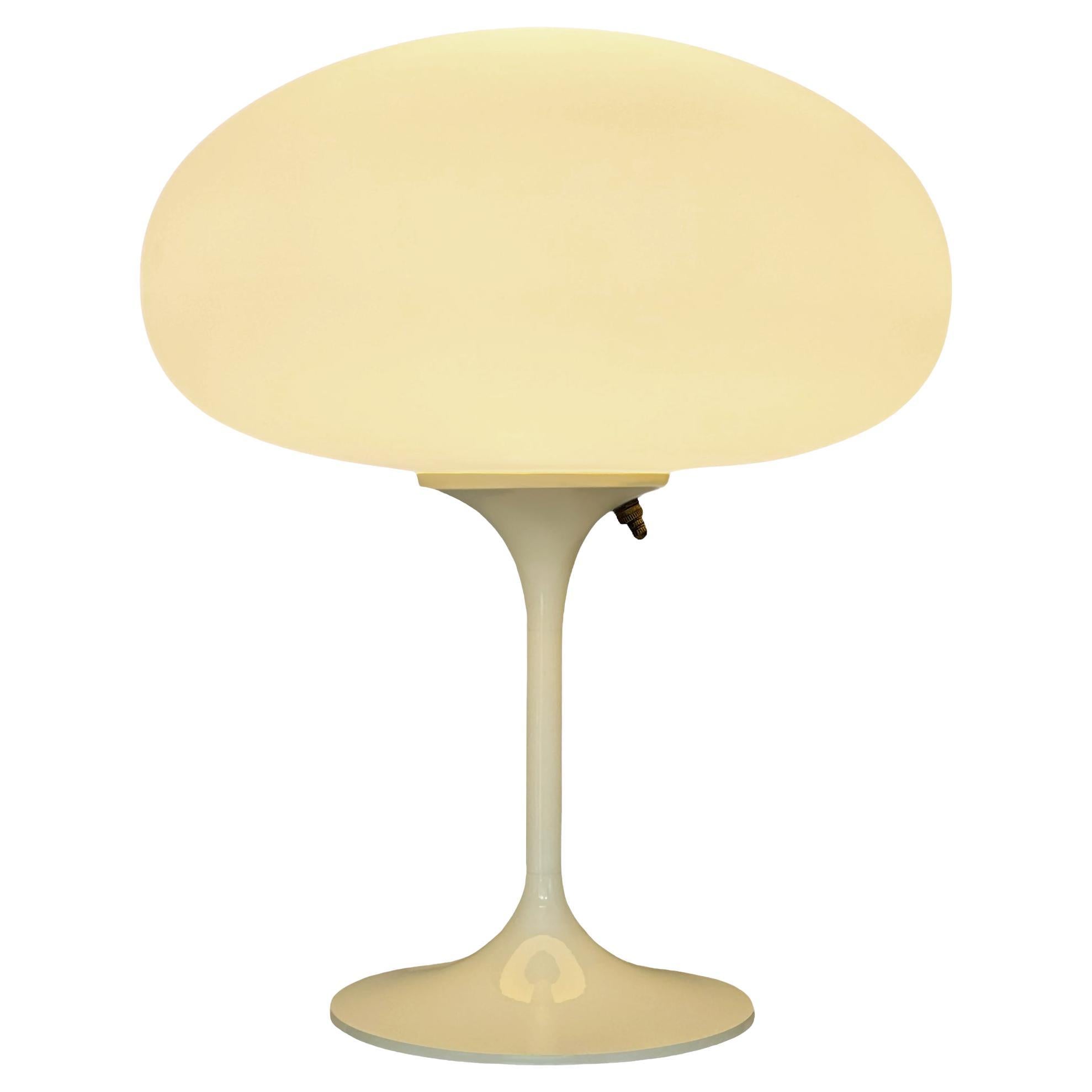 Große Stemlite-Tischlampe von Designline in Beige mit weißem mattiertem Glasschirm