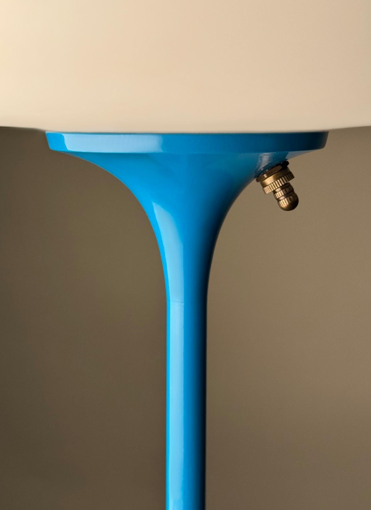 Große Stemlite-Tischlampe von Designline in Blau mit weißem mattiertem Glasschirm (Moderne der Mitte des Jahrhunderts) im Angebot