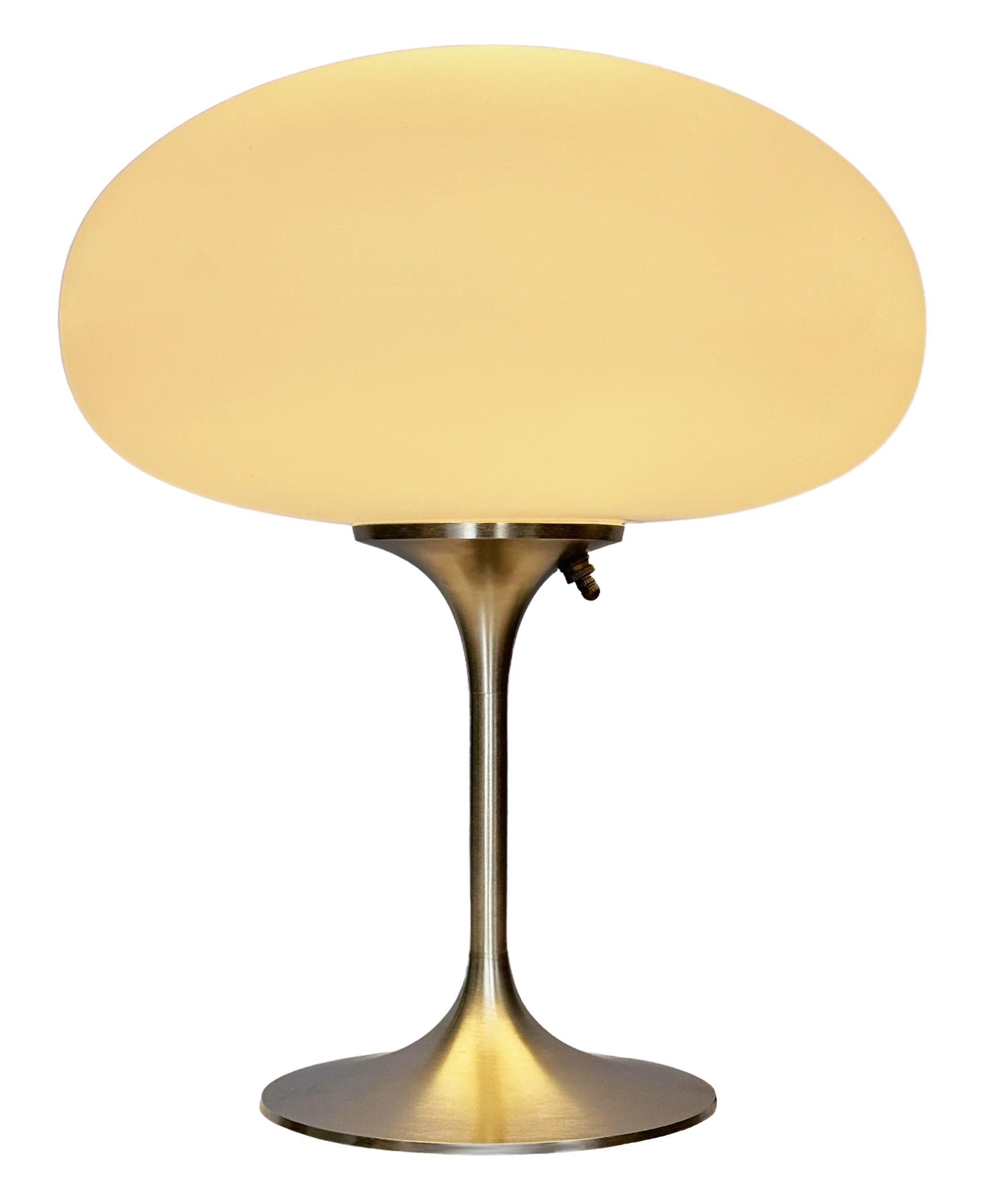 ¡ESTE ARTÍCULO SE PUEDE ENVIAR GRATIS!

Una elegante lámpara de sobremesa de stemlite fabricada por Design Line. Presenta una base principal de aluminio fundido con una escultural forma de tulipán. La base de la lámpara está acabada en cromo