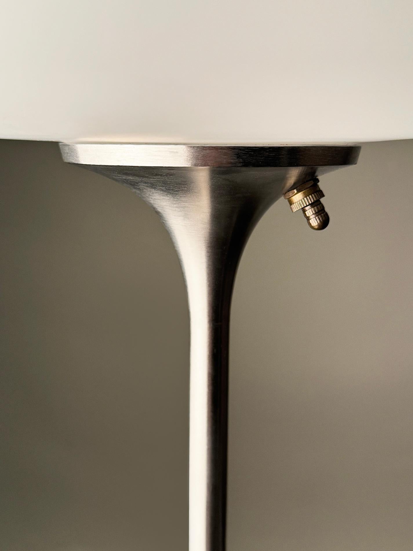 Lámpara de mesa Stemlite alta de Designline en cromo con pantalla esmerilada blanca Moderno de mediados de siglo en venta