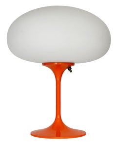 Lampada da tavolo alta Stemlite di Designline in arancione con paralume in vetro smerigliato bianco