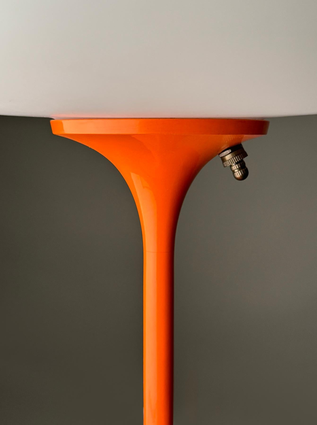 Große Stemlite-Tischlampe von Designline in Orange mit weißem Milchglasschirm (Moderne der Mitte des Jahrhunderts) im Angebot