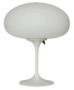 Grande lampe de bureau Stemlite de Designline en blanc avec abat-jour dépoli blanc