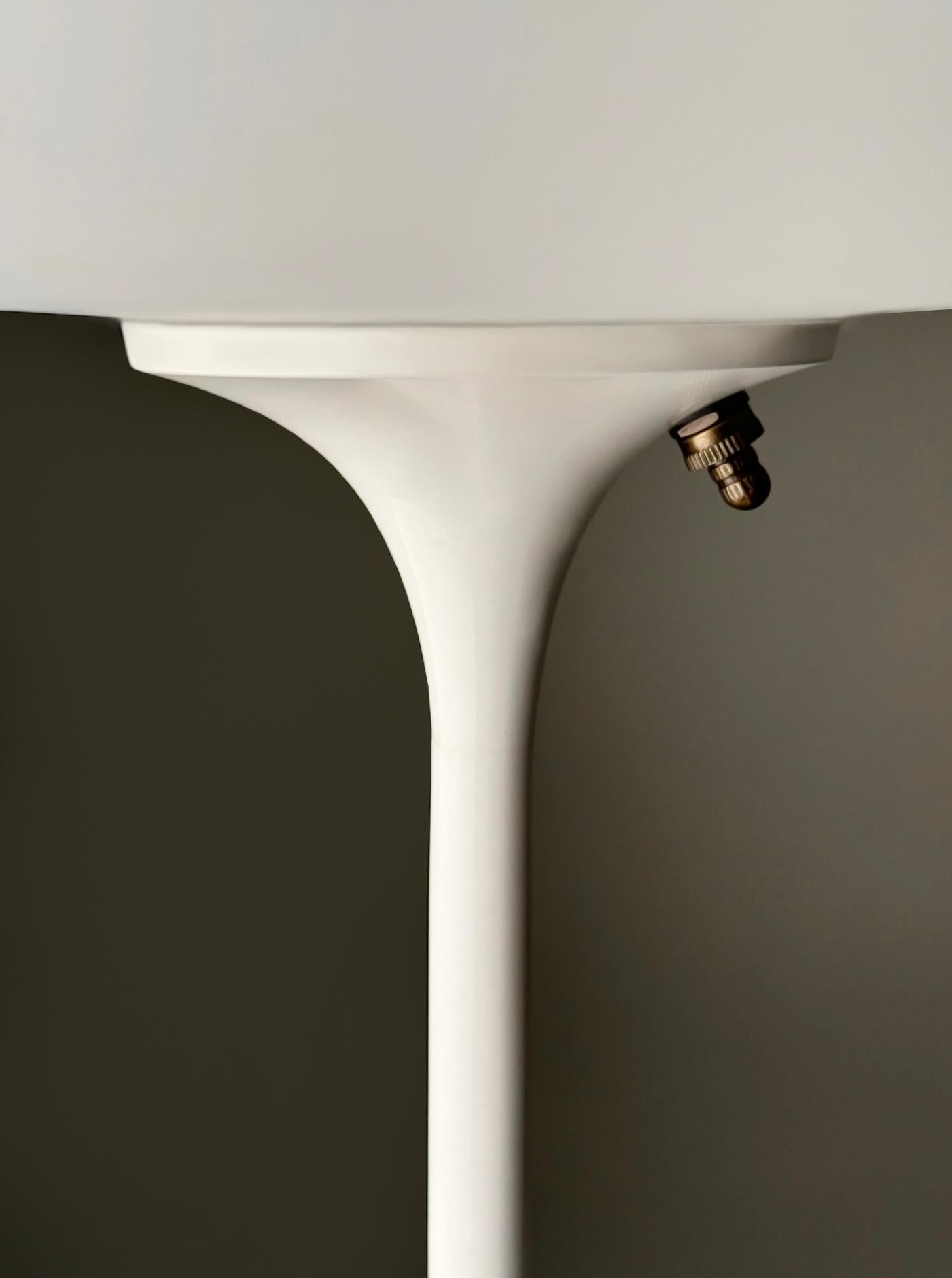 Große Stemlite-Tischlampe von Designline in Weiß mit weißem mattiertem Schirm (Moderne der Mitte des Jahrhunderts) im Angebot