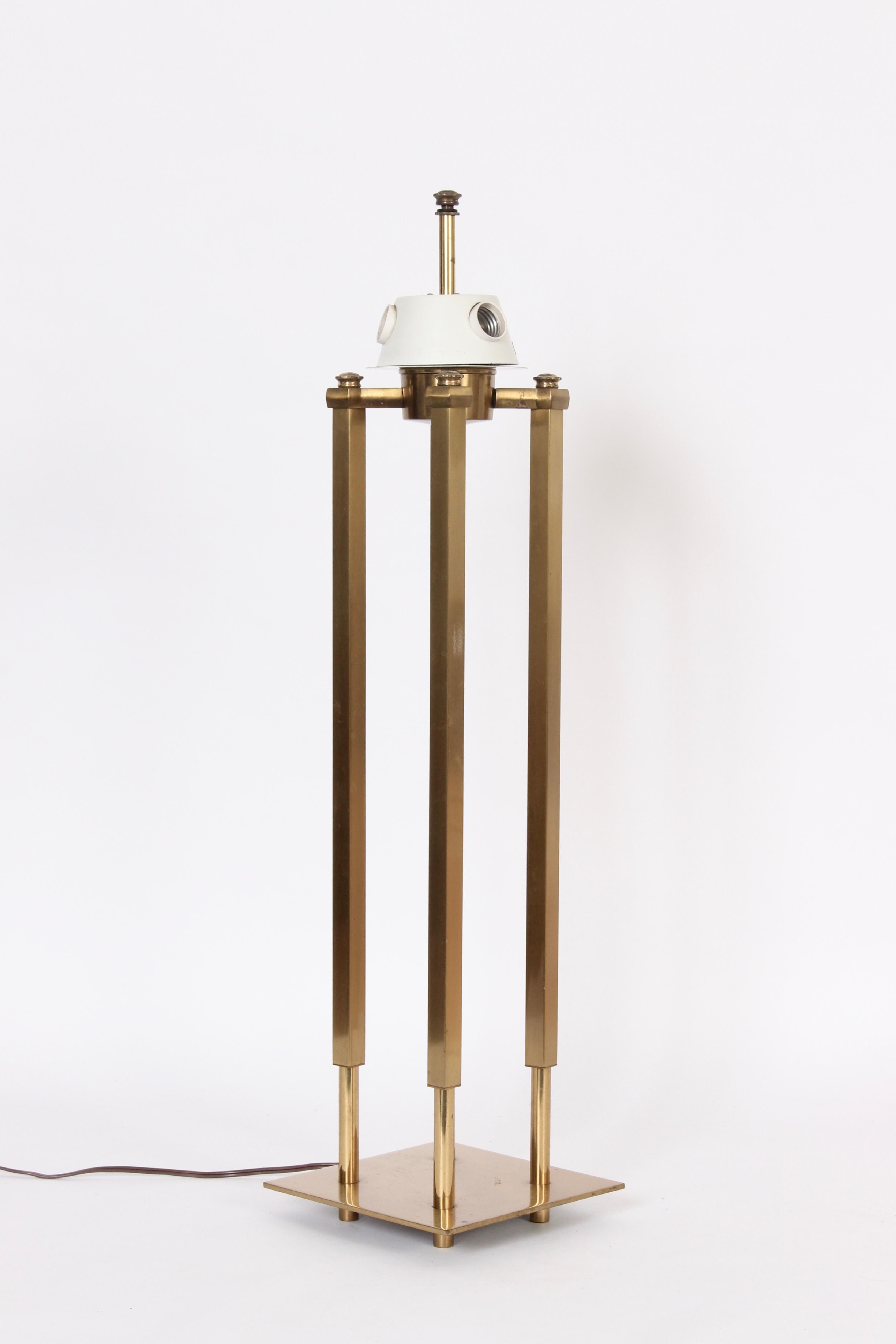 Stiffel Viersäulen-Tischlampe aus Messing mit Schirm aus Wachstuch, die oft Tommi Parzinger zugeschrieben wird.  Mit vier architektonischen quadratischen Säulen aus Messing, die sich zum Sockel hin abrunden, auf einem quadratischen Sockel aus