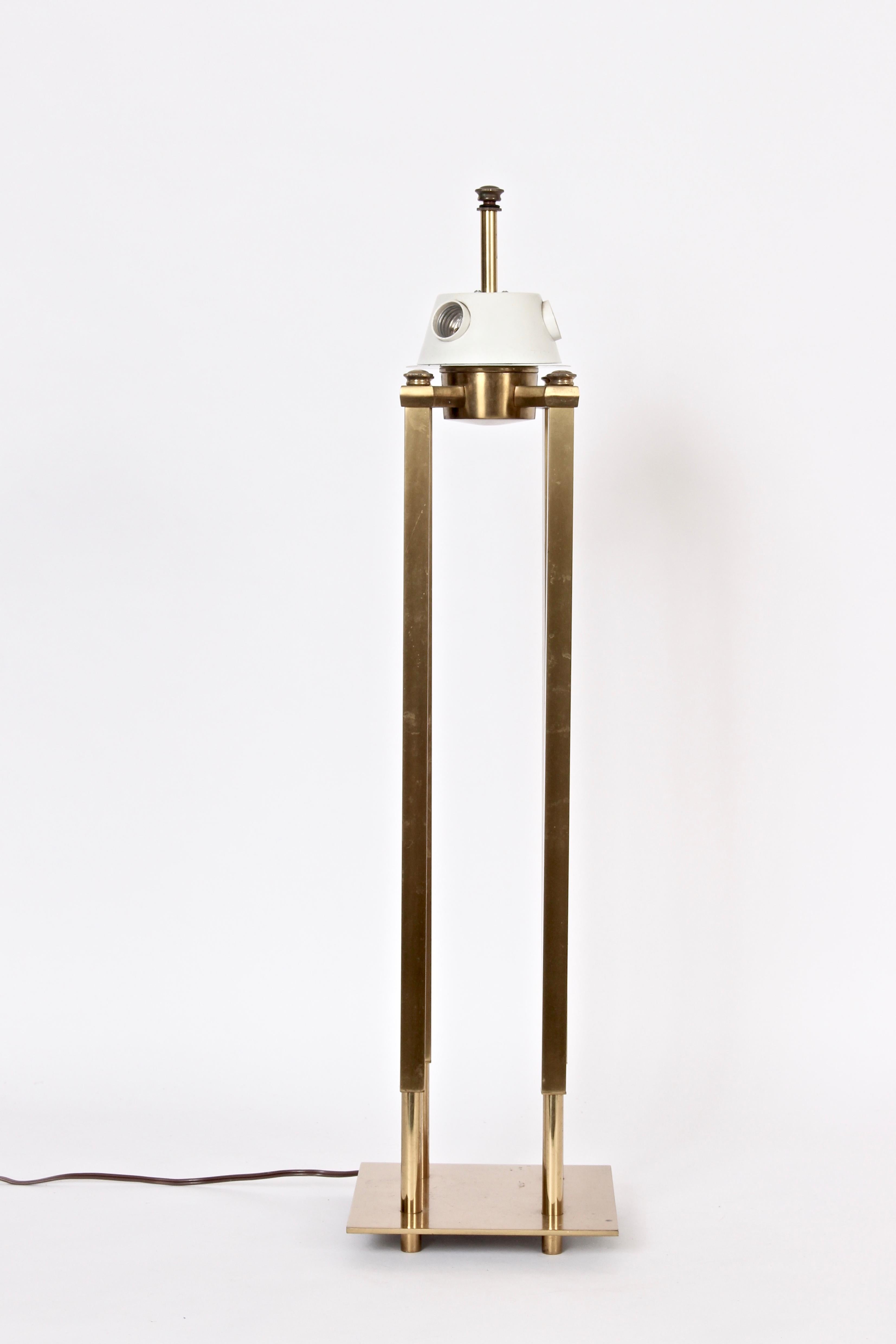 Große Stiffel Tommi Parzinger-Tischlampe im Stil von Messing mit vier Säulen (Hollywood Regency) im Angebot