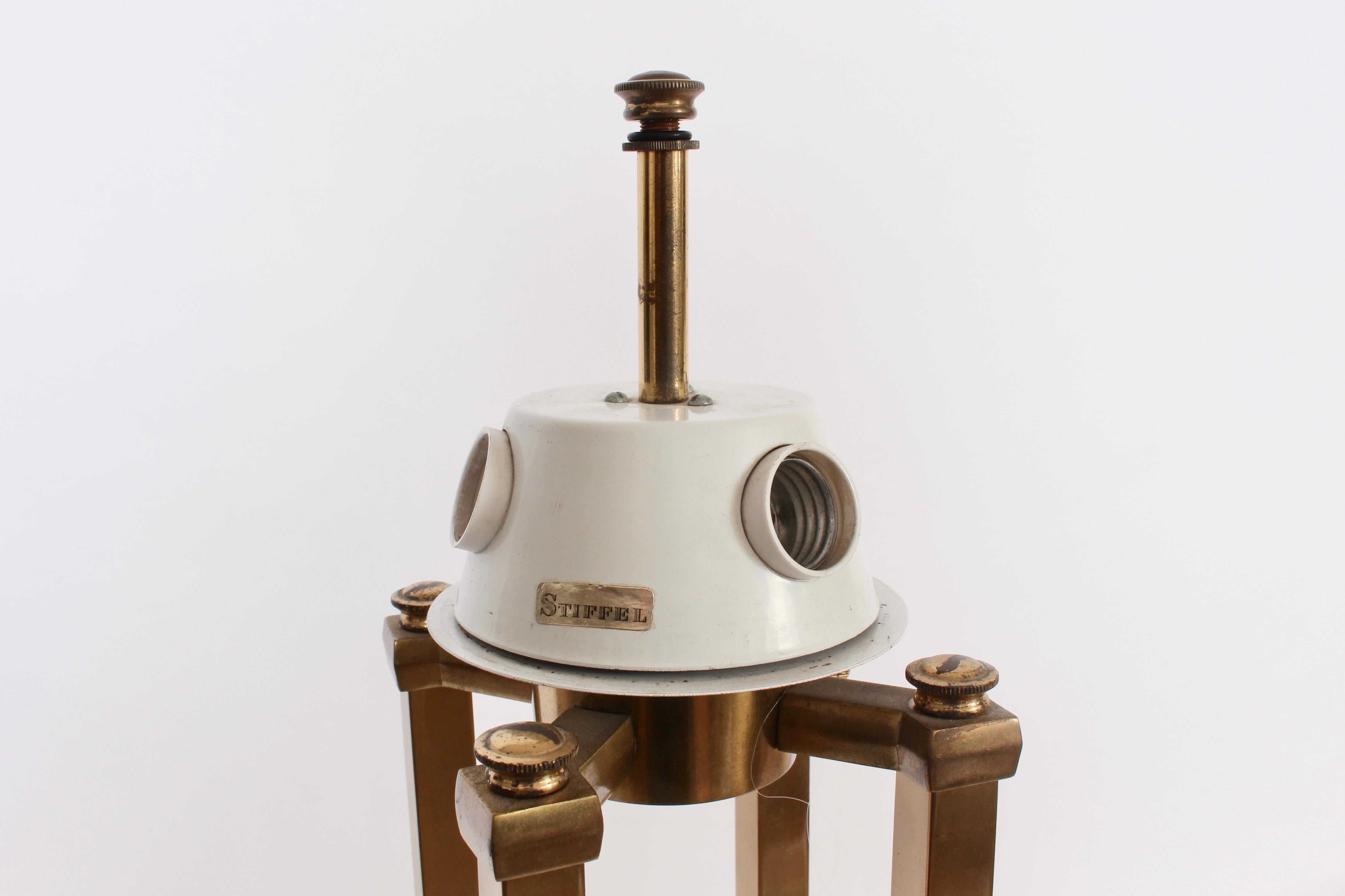 Große Stiffel Tommi Parzinger-Tischlampe im Stil von Messing mit vier Säulen (Emailliert) im Angebot