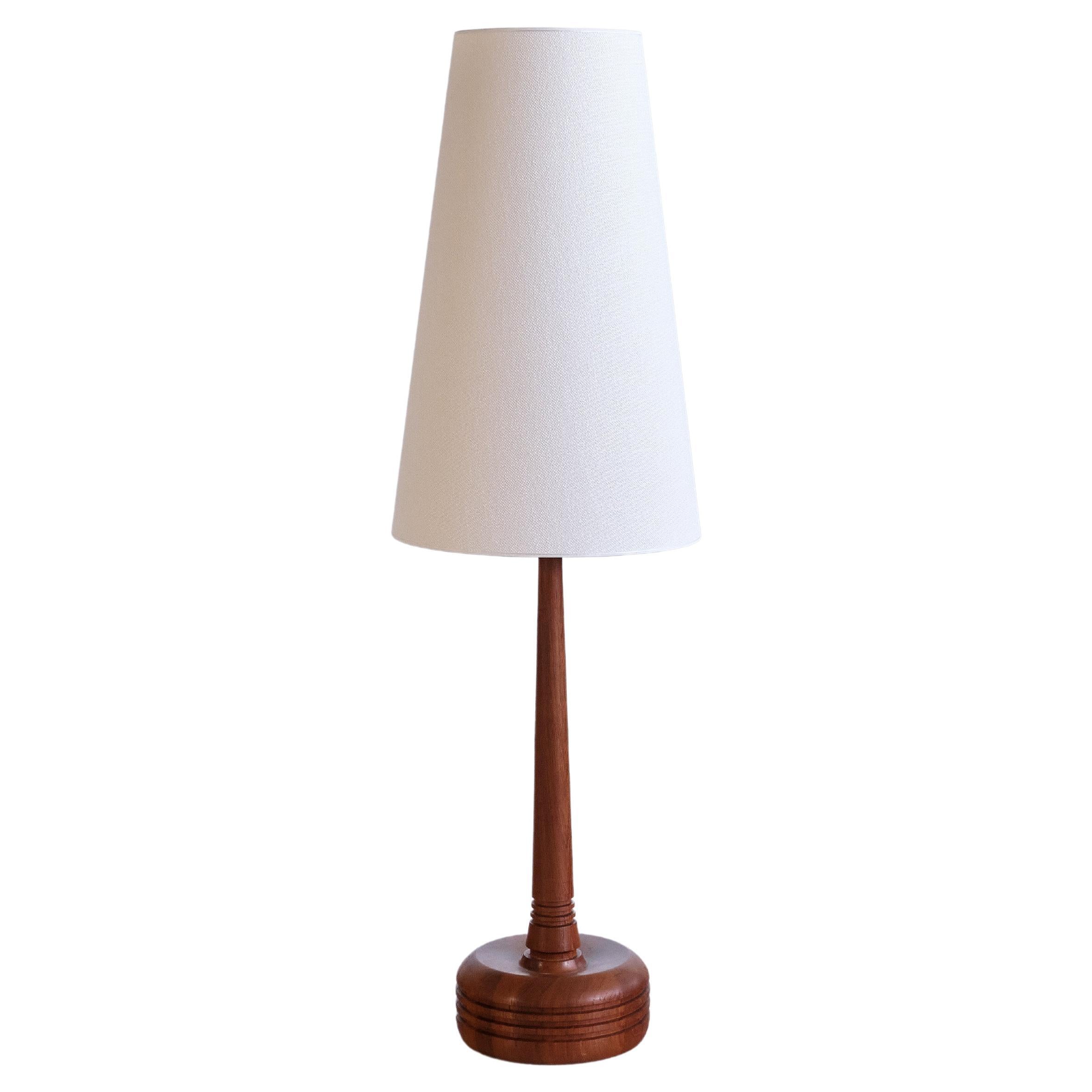 Lampada da tavolo alta Stilarmatur Tranås in Wood Wood con paralume a cono, Svezia, anni '60