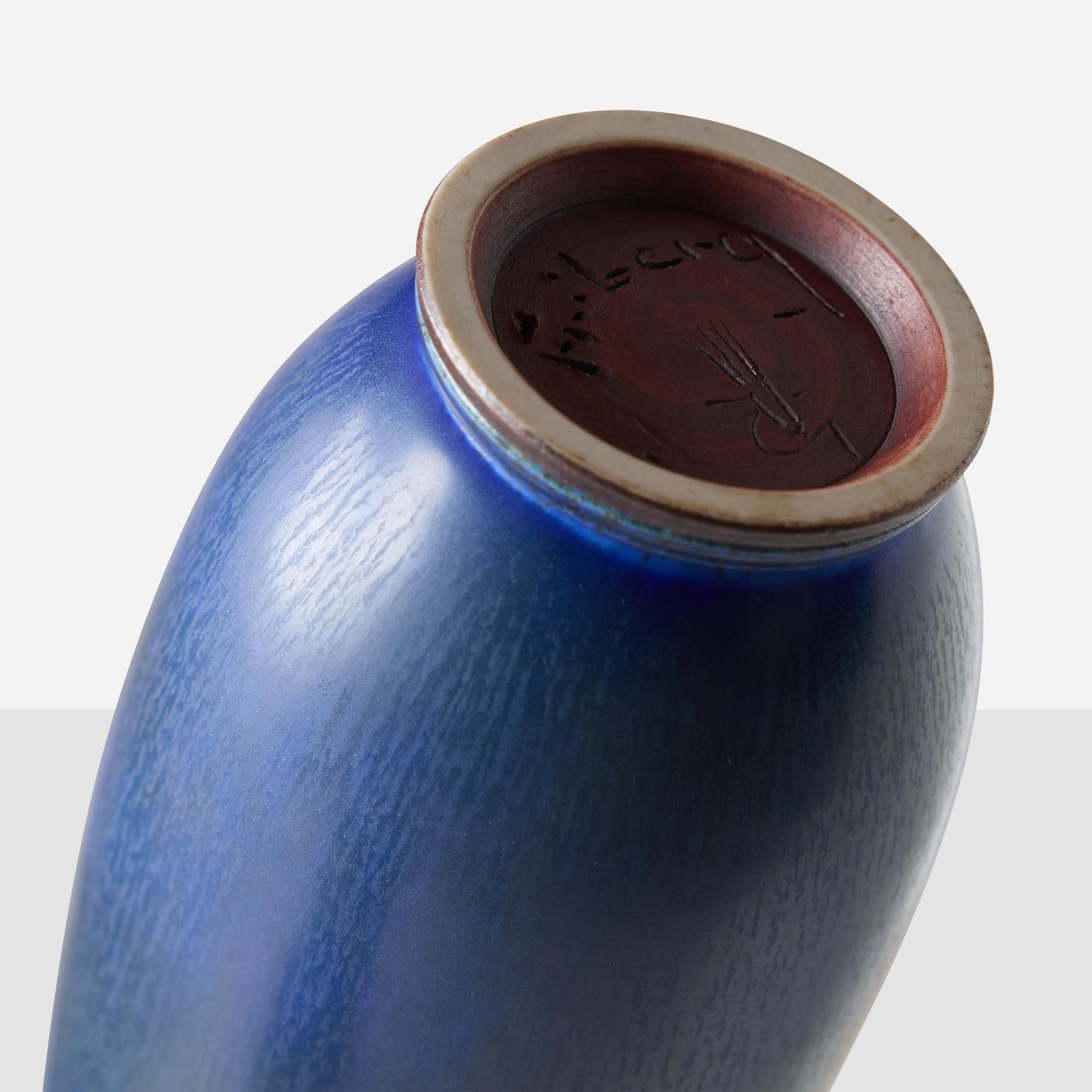 Suédois Grand vase en grès de Berndt Friberg en vente