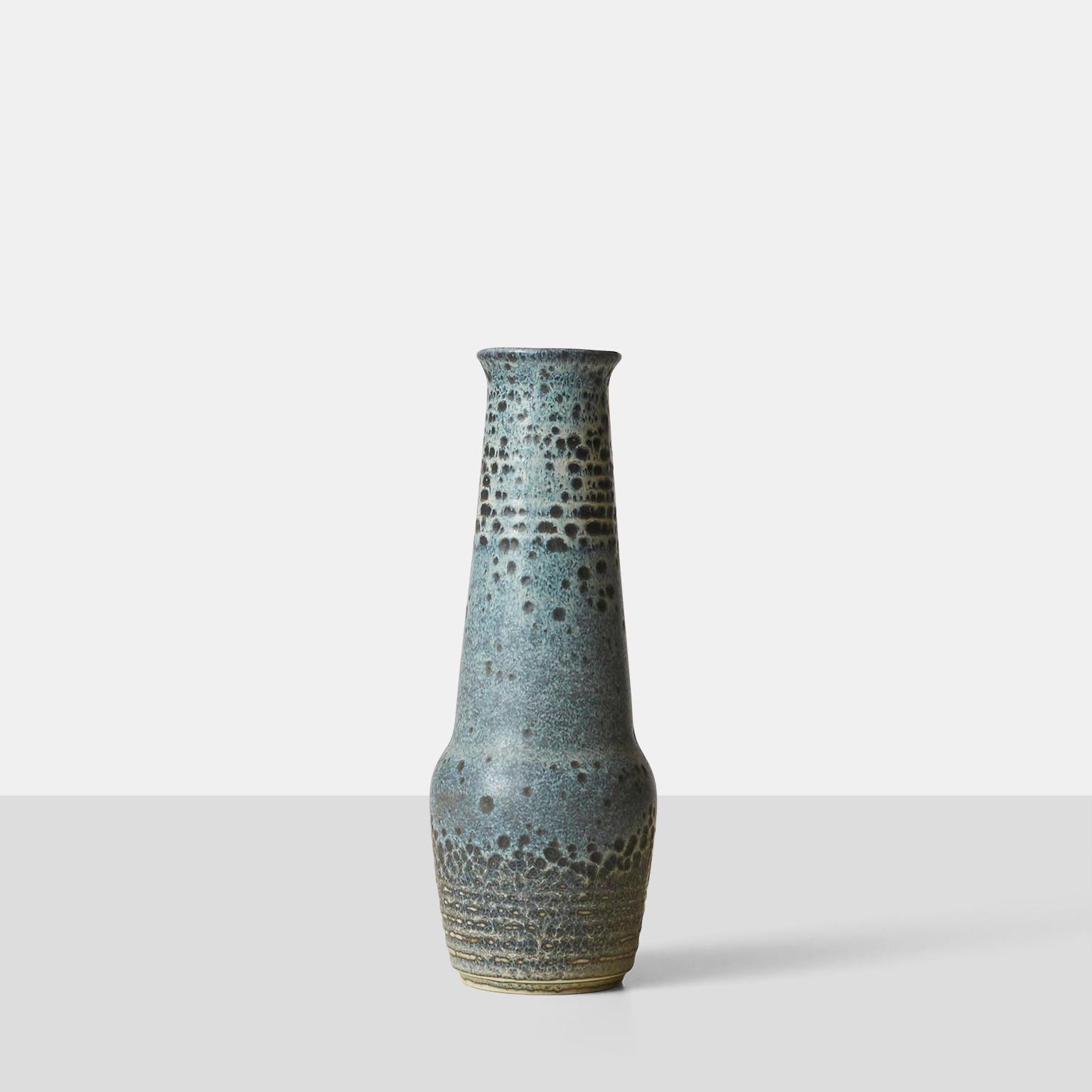 Vase à long col en céramique de Gunnar Nylund avec glaçure bleue et grise tachetée. Incisé avec la marque du fabricant et les initiales du designer 