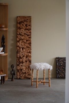 Großer Hocker aus Eiche, neu gepolstert mit Lammfell, dänischer Schreiner, 1950er Jahre