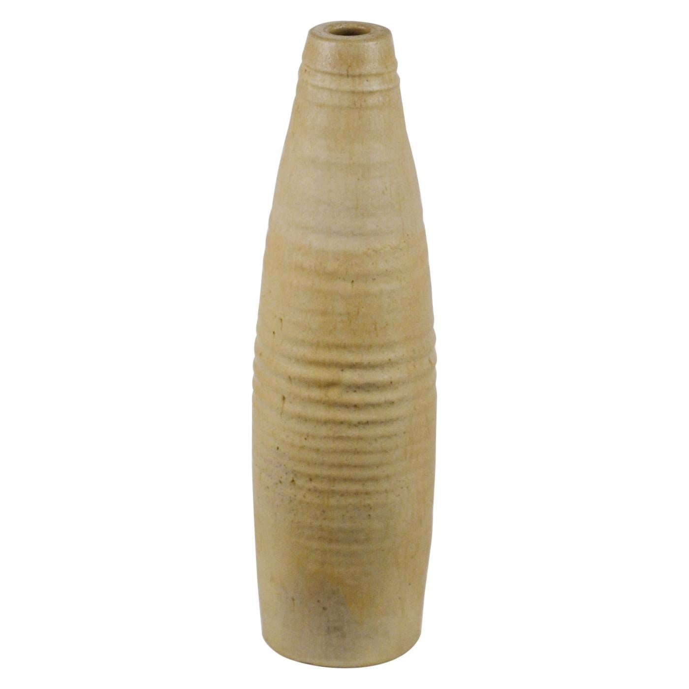 Vaso alto in Studio Pottery (pavimento) tornito a mano dalla forma allungata con finitura naturale. Questo vaso in studio Pottery, interamente scultoreo, è stato creato al tornio da un ceramista olandese altamente specializzato negli anni Sessanta.