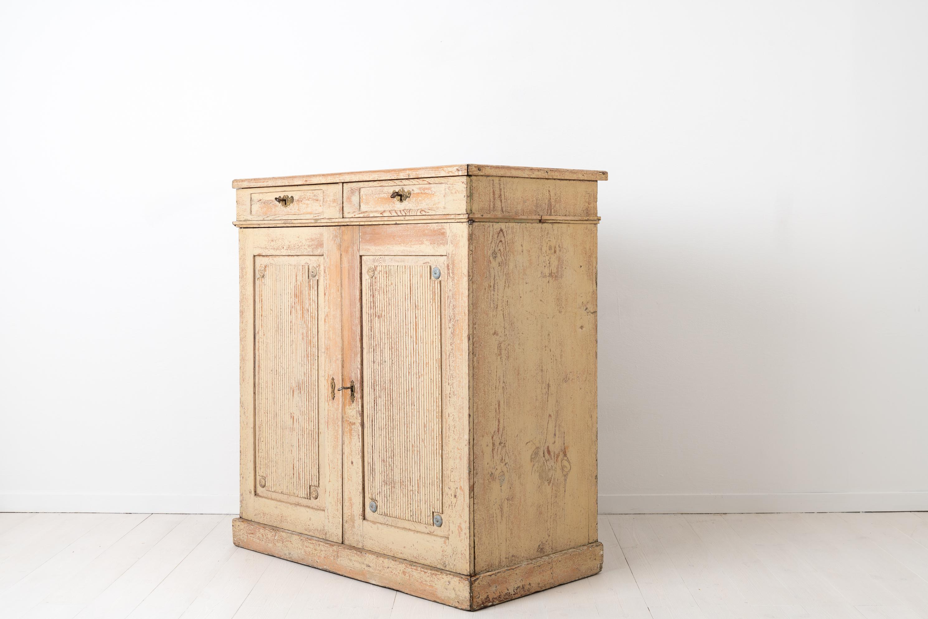 Tall Swedish Late Gustavian Sideboard in Pine In Good Condition In Kramfors, SE
