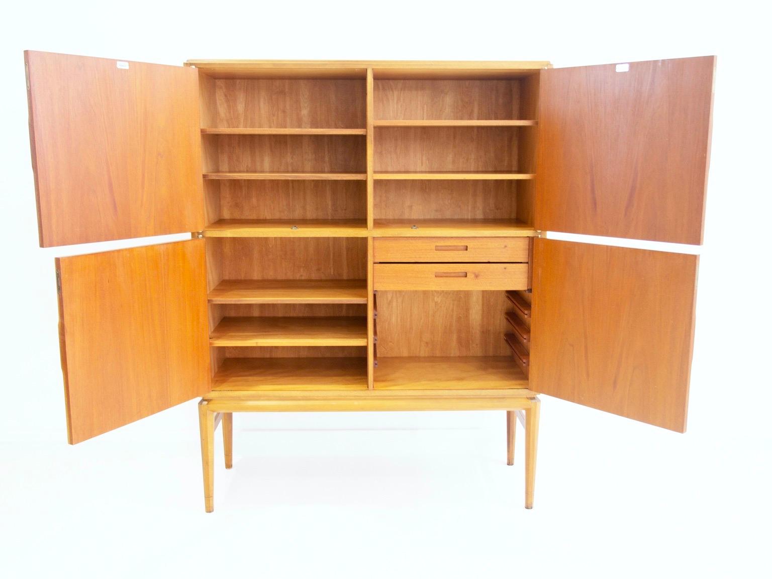 Scandinave moderne Grand meuble de rangement suédois en acajou avec quatre portes avant en vente