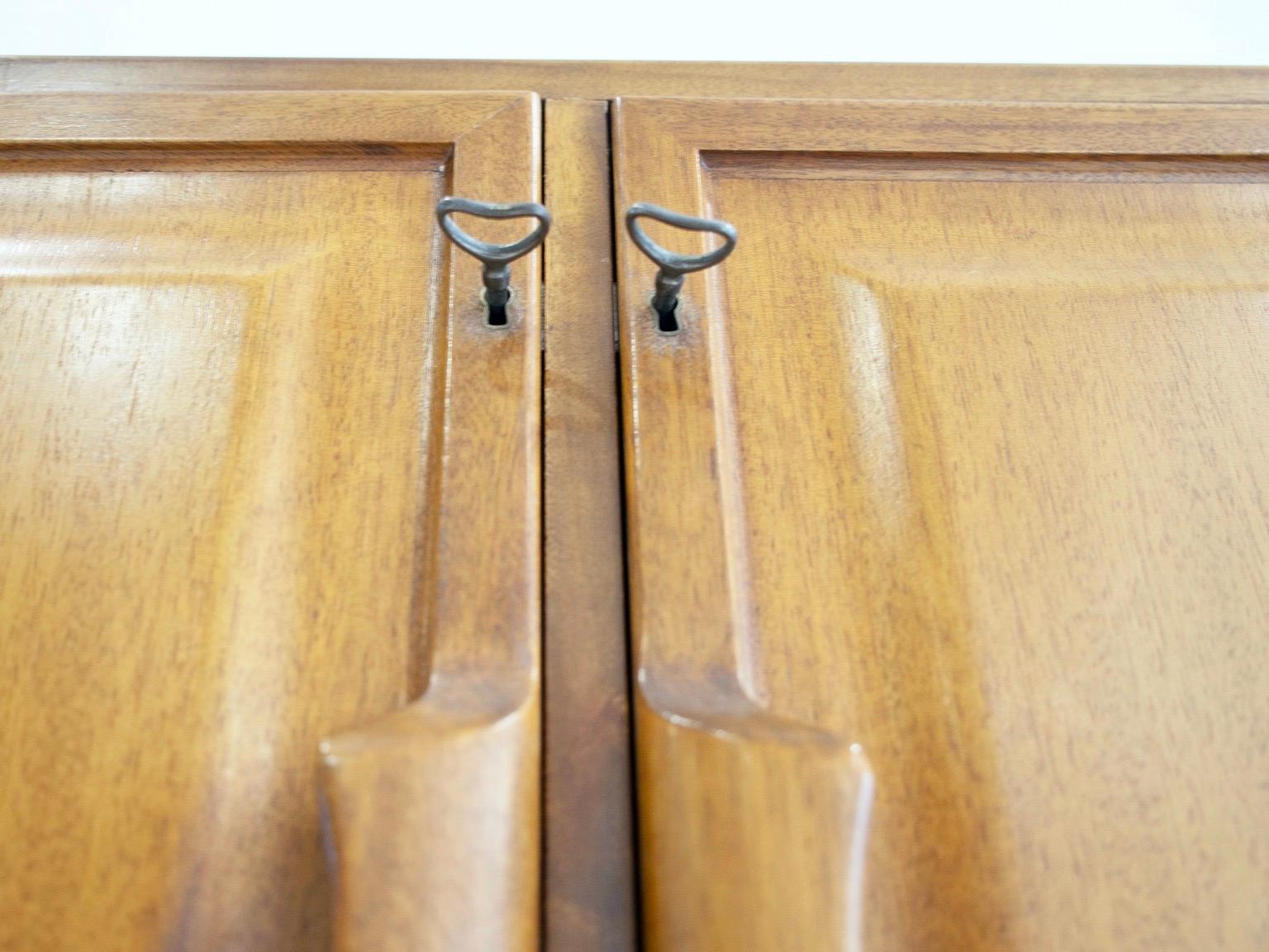 20ième siècle Grand meuble de rangement suédois en acajou avec quatre portes avant en vente