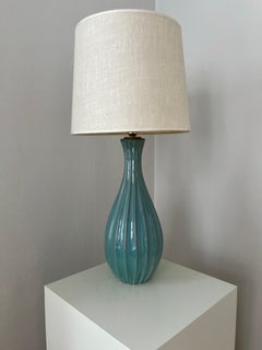 Grande lampe de table suédoise du milieu du siècle en céramique cannelée