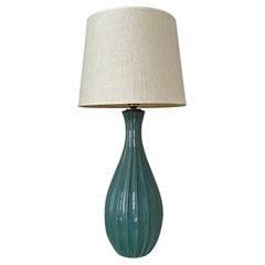 Grande lampe de table suédoise du milieu du siècle en céramique cannelée