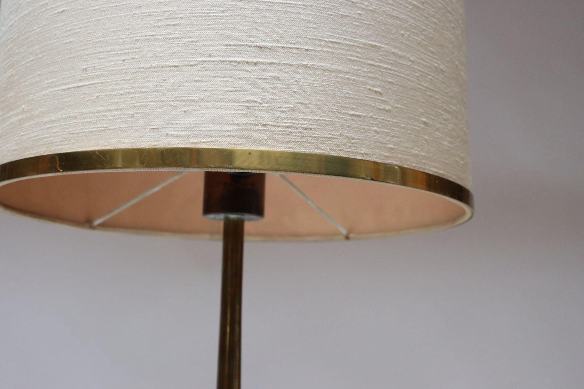 Große schwedische moderne Tischlampe aus Messing, Modell B66 von Hans Agne Jakobsson im Angebot 4