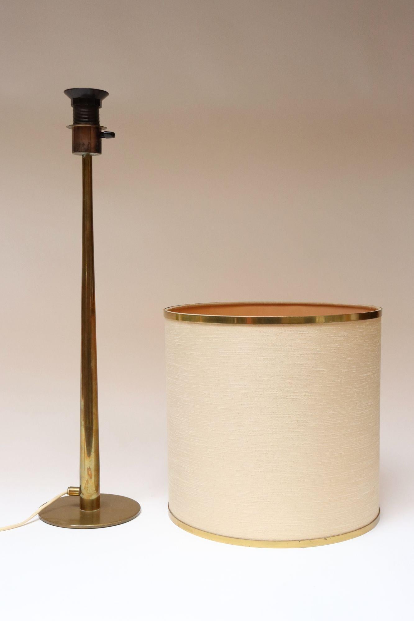 Große schwedische moderne Tischlampe aus Messing, Modell B66 von Hans Agne Jakobsson im Angebot 11