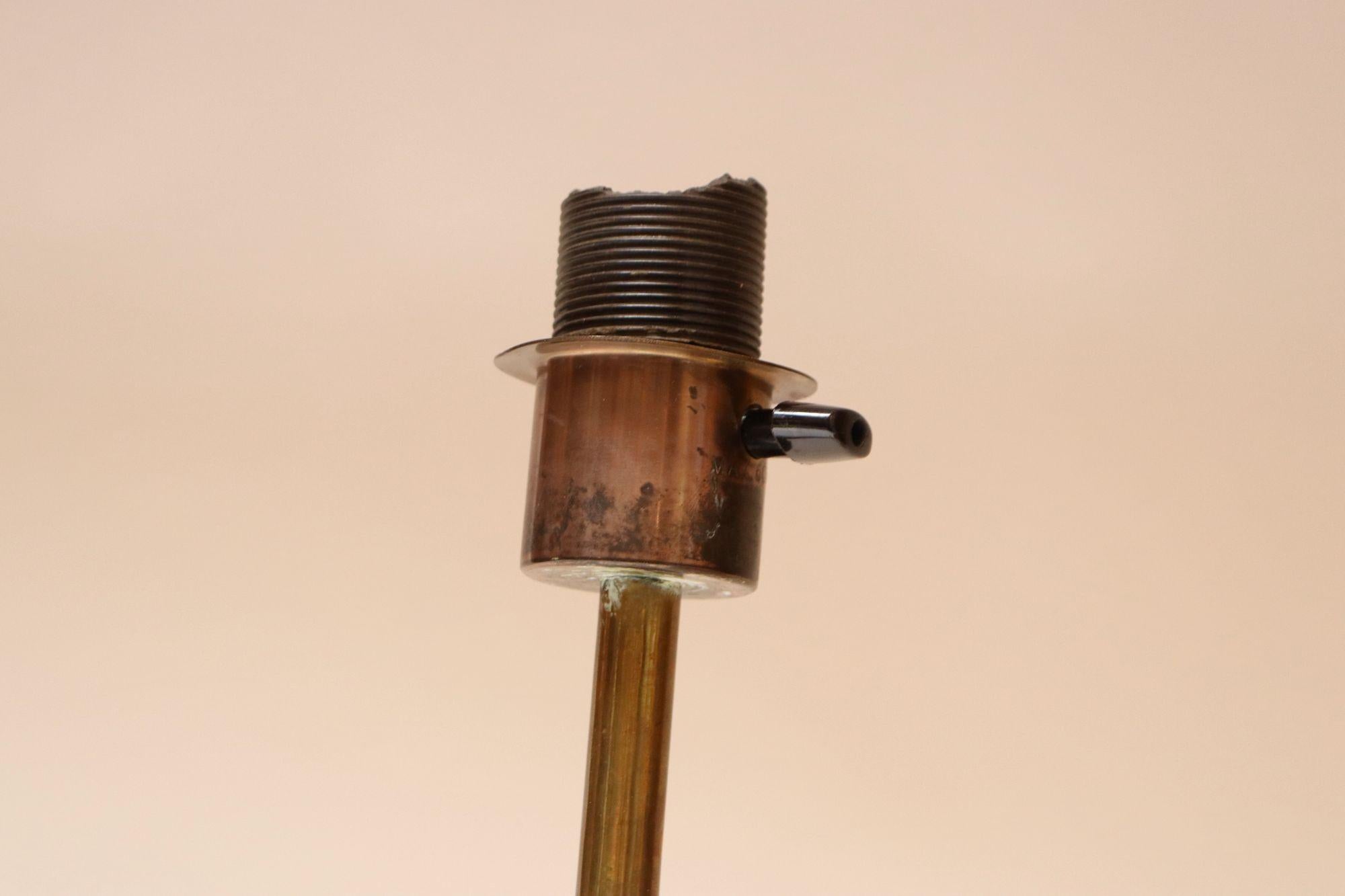 Große schwedische moderne Tischlampe aus Messing, Modell B66 von Hans Agne Jakobsson im Angebot 12