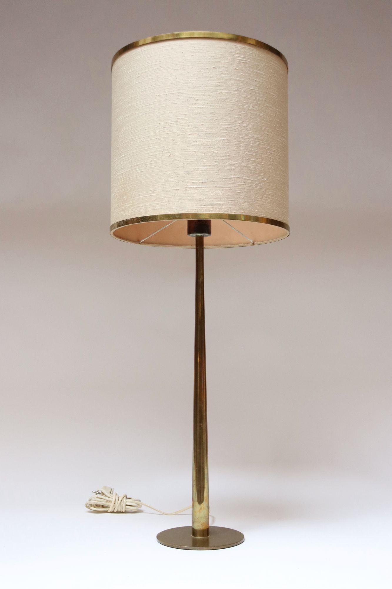 Große schwedische moderne Tischlampe aus Messing, Modell B66 von Hans Agne Jakobsson im Angebot 14