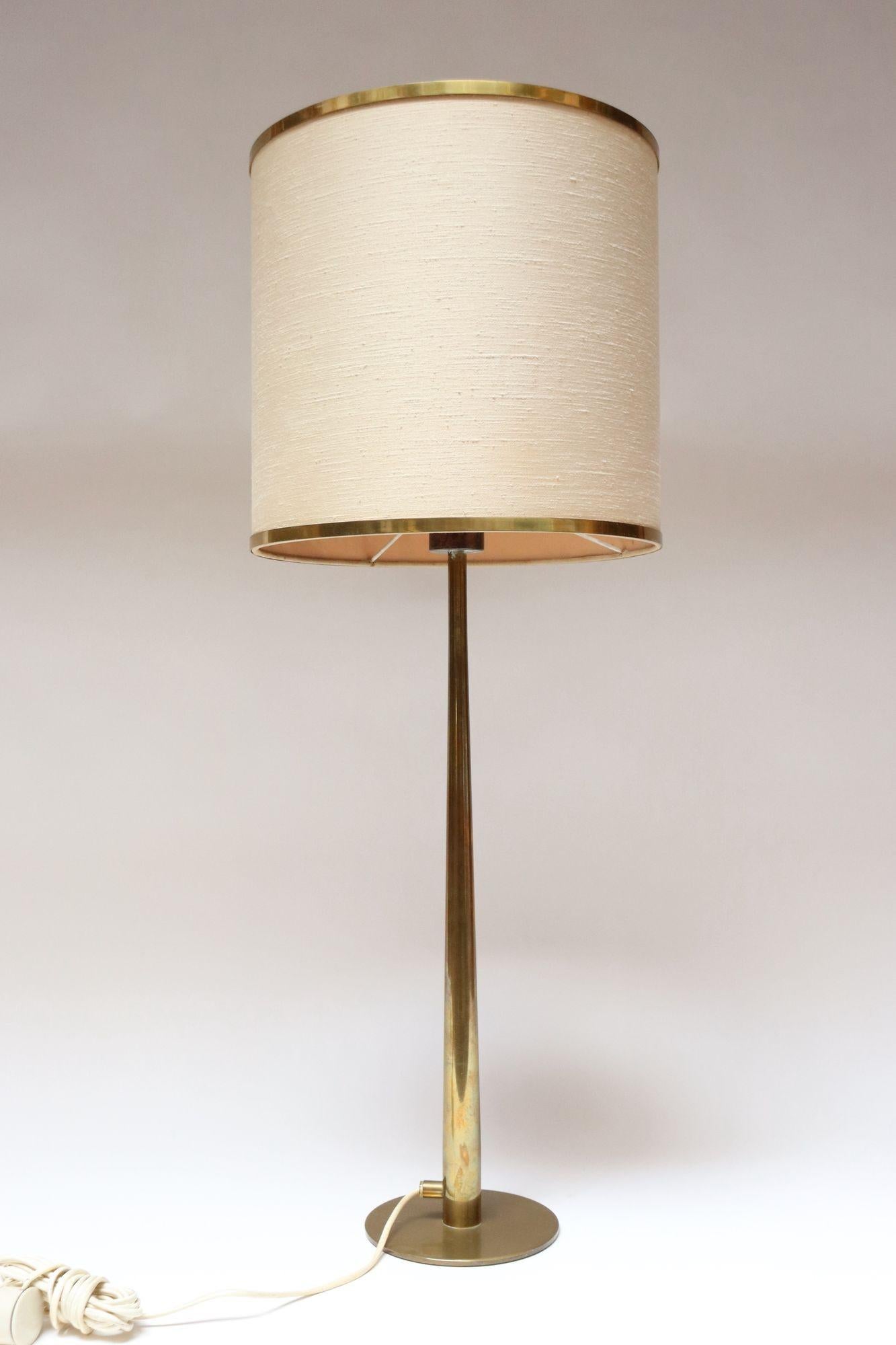 Große schwedische moderne Tischlampe aus Messing, Modell B66 von Hans Agne Jakobsson im Angebot 10