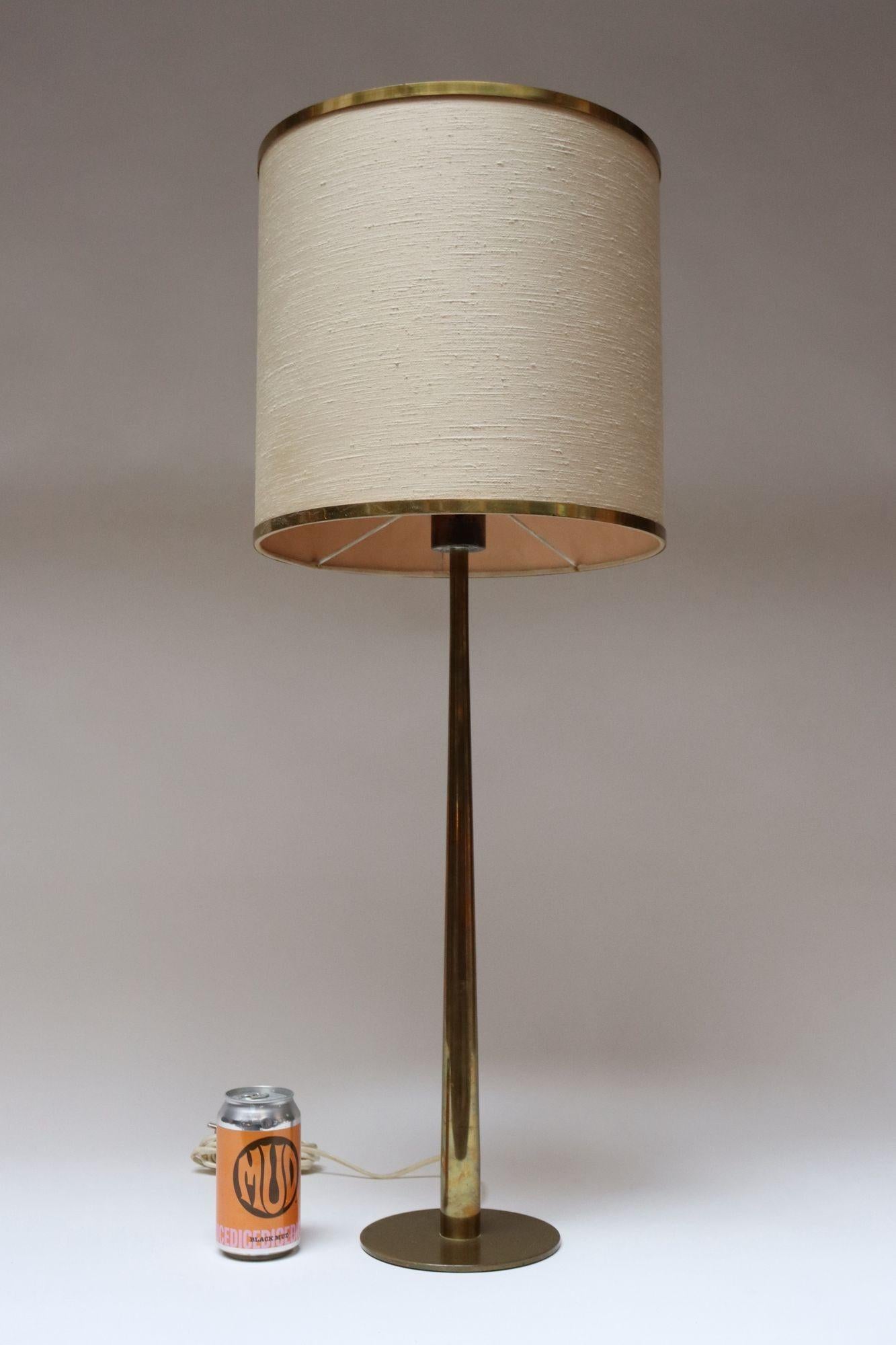 Große schwedische moderne Tischlampe aus Messing, Modell B66 von Hans Agne Jakobsson (Skandinavische Moderne) im Angebot