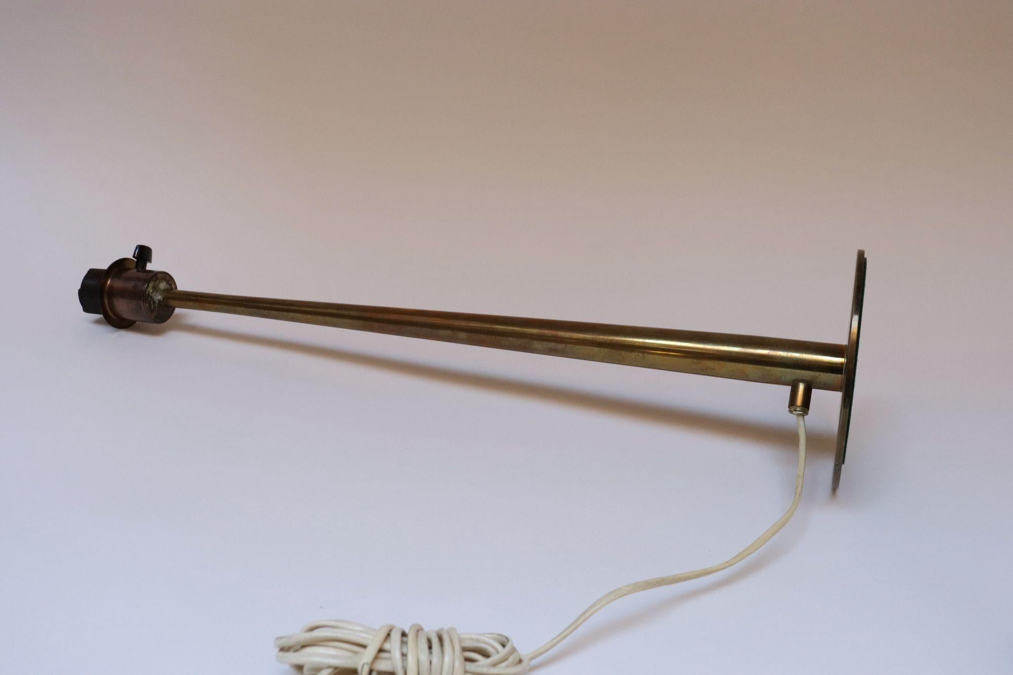 Große schwedische moderne Tischlampe aus Messing, Modell B66 von Hans Agne Jakobsson (Schwedisch) im Angebot