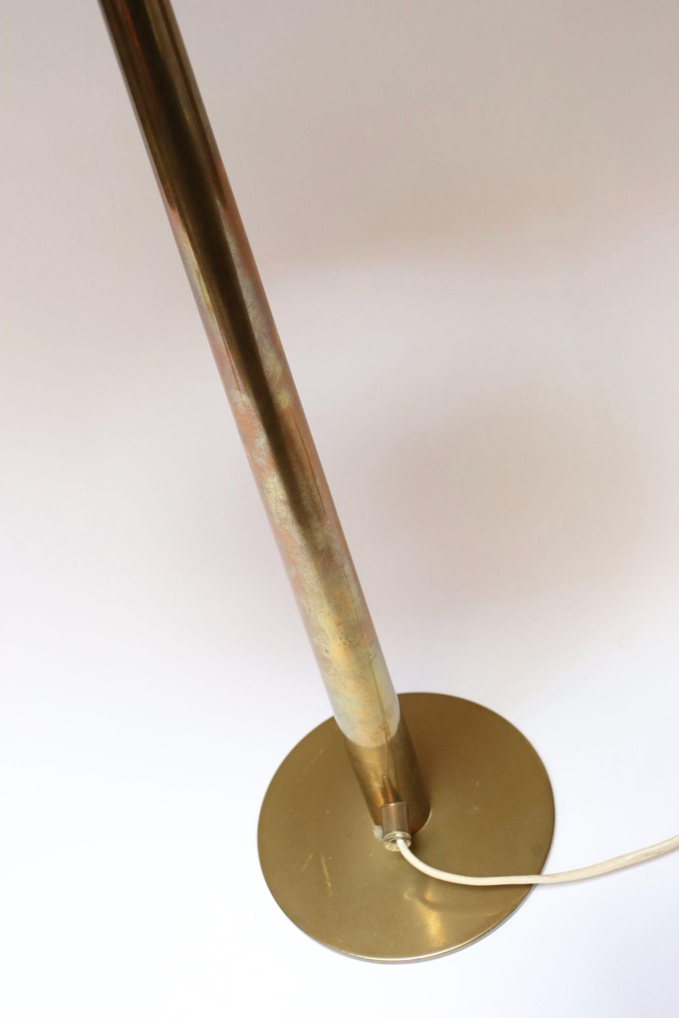 Große schwedische moderne Tischlampe aus Messing, Modell B66 von Hans Agne Jakobsson im Zustand „Gut“ im Angebot in Brooklyn, NY