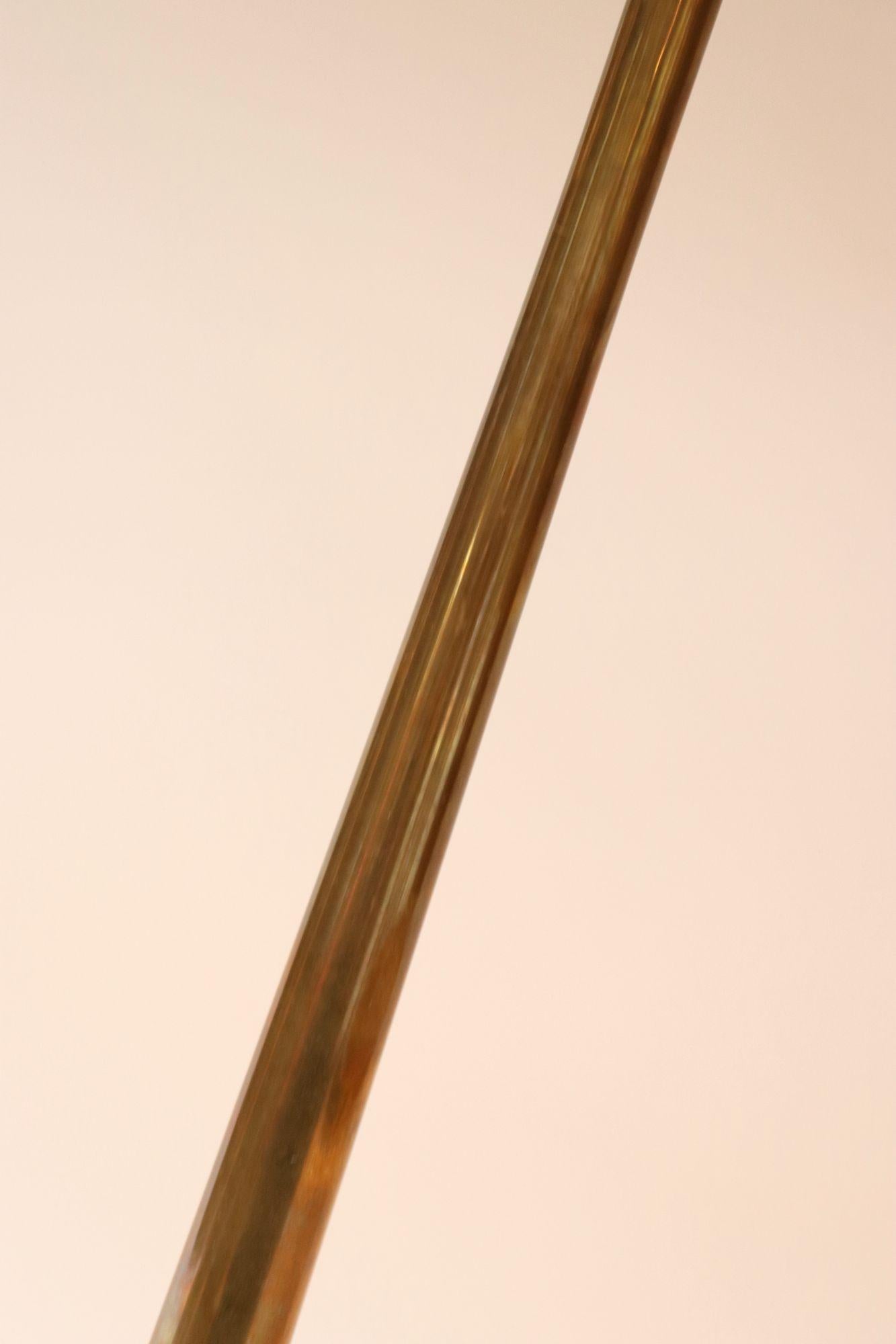 Große schwedische moderne Tischlampe aus Messing, Modell B66 von Hans Agne Jakobsson (Mitte des 20. Jahrhunderts) im Angebot
