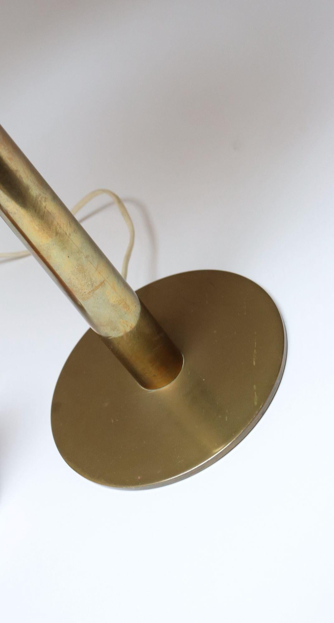 Große schwedische moderne Tischlampe aus Messing, Modell B66 von Hans Agne Jakobsson im Angebot 1