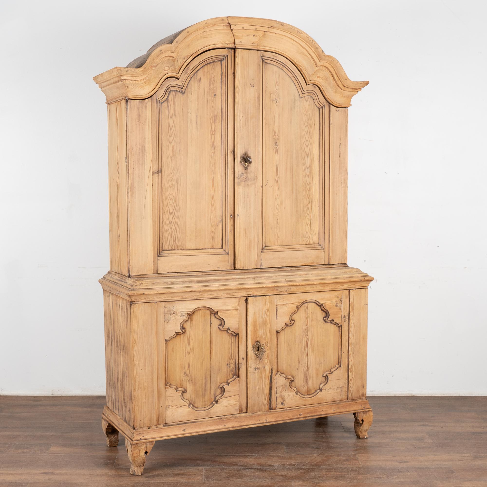 Questo grande mobile è un meraviglioso esempio di artigianato svedese, con il tradizionale cofano curvo o corona e le ante a pannelli. La finitura è stata portata al pino originale, creando una patina calda e invitante.
Questa credenza è stata